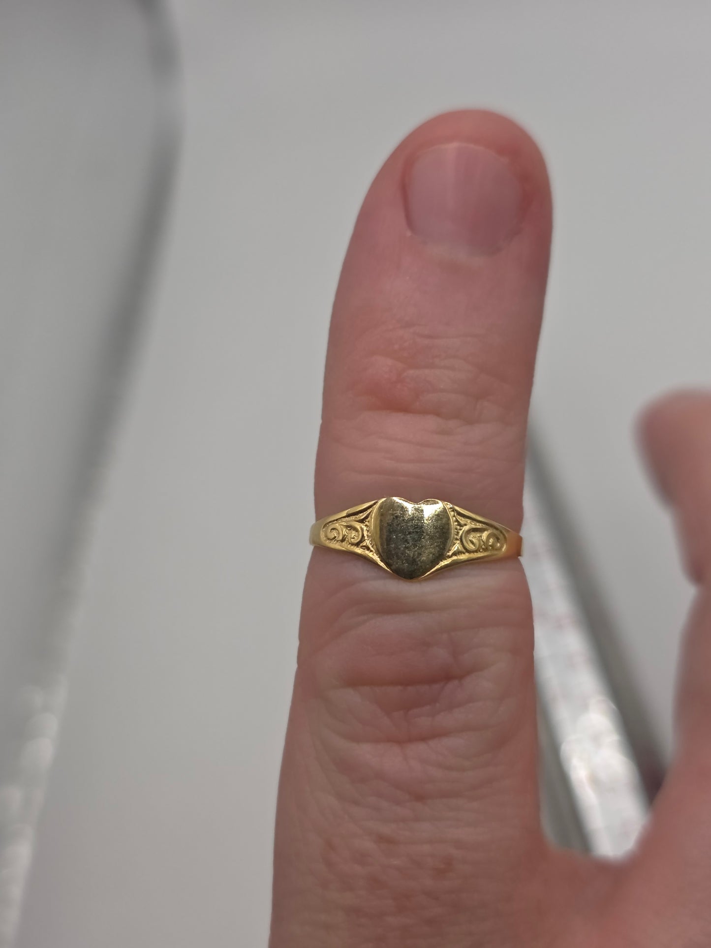 9ct gold heart signet ring