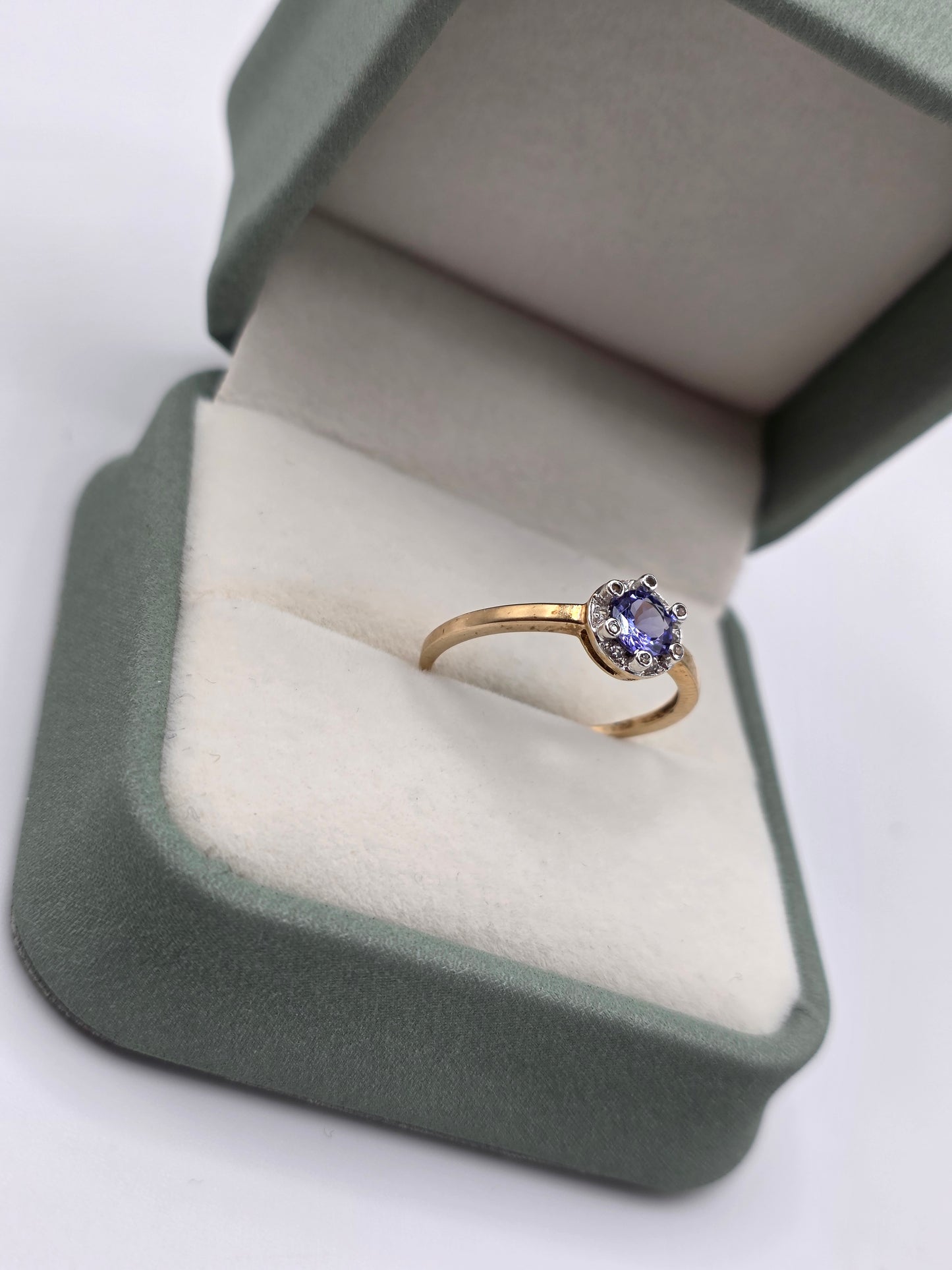 9ct gold tanzanite and diamond ring