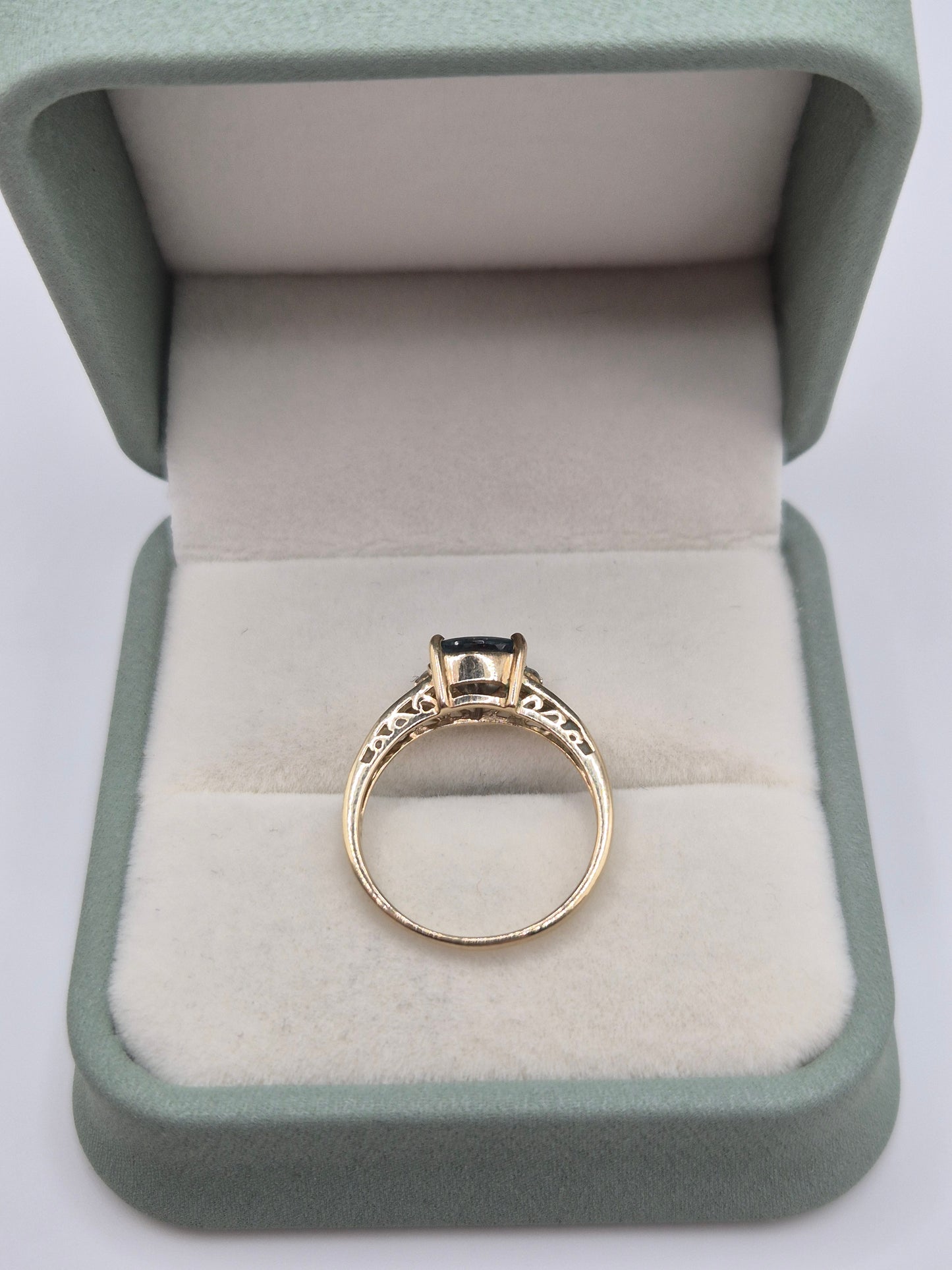 9ct gold colour change sapphire and diamond ring