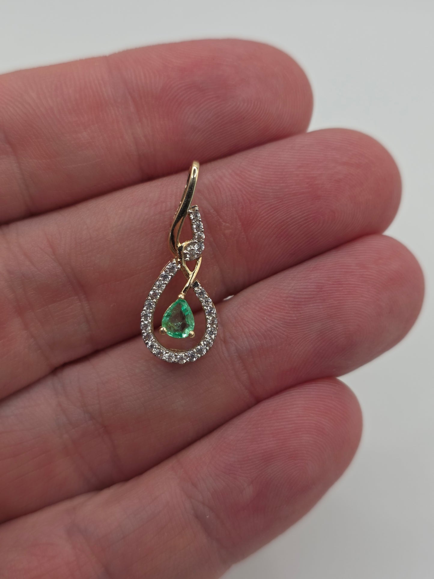 9ct gold emerald and white topaz pendant
