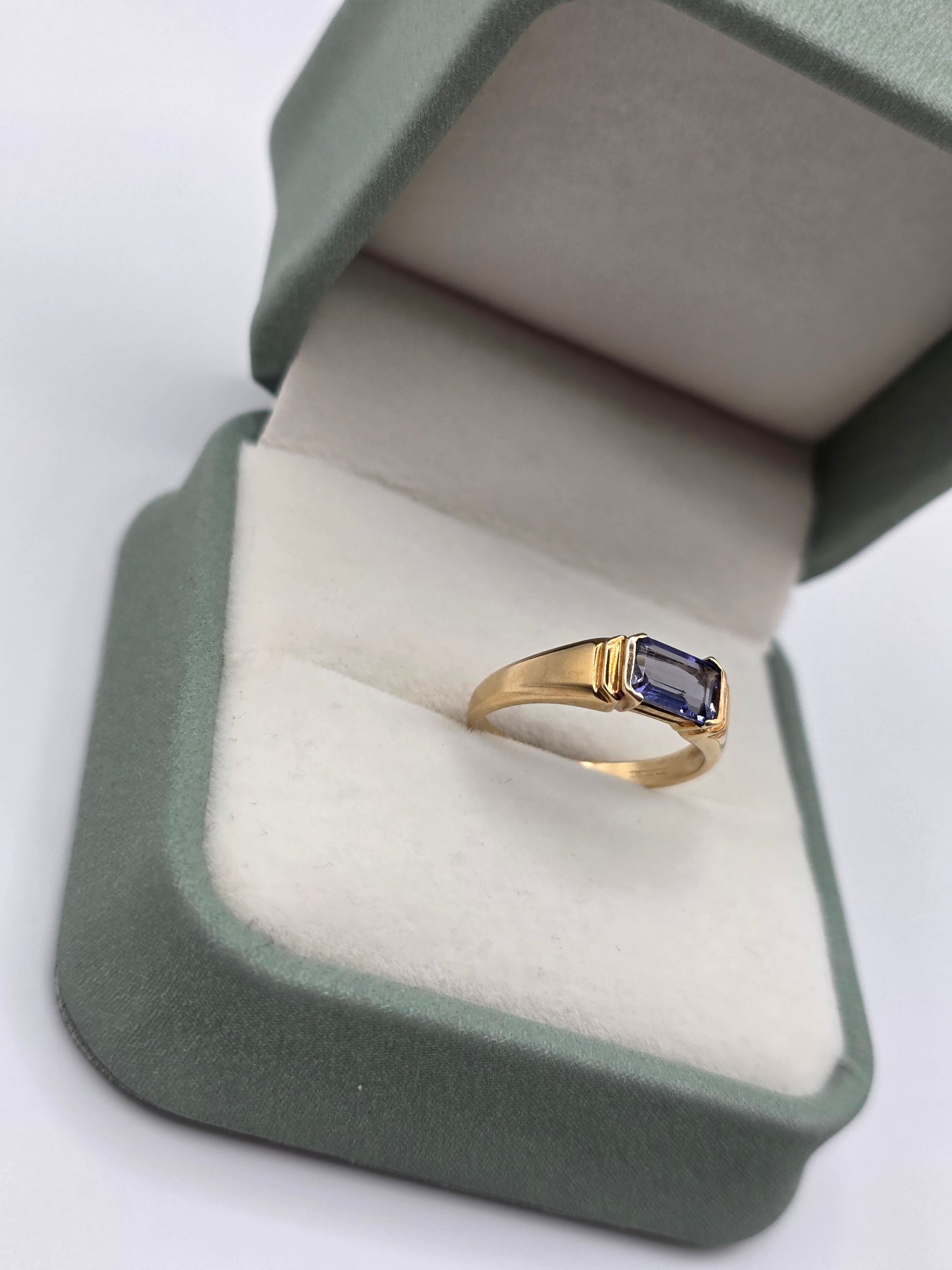 9ct gold tanzanite ring