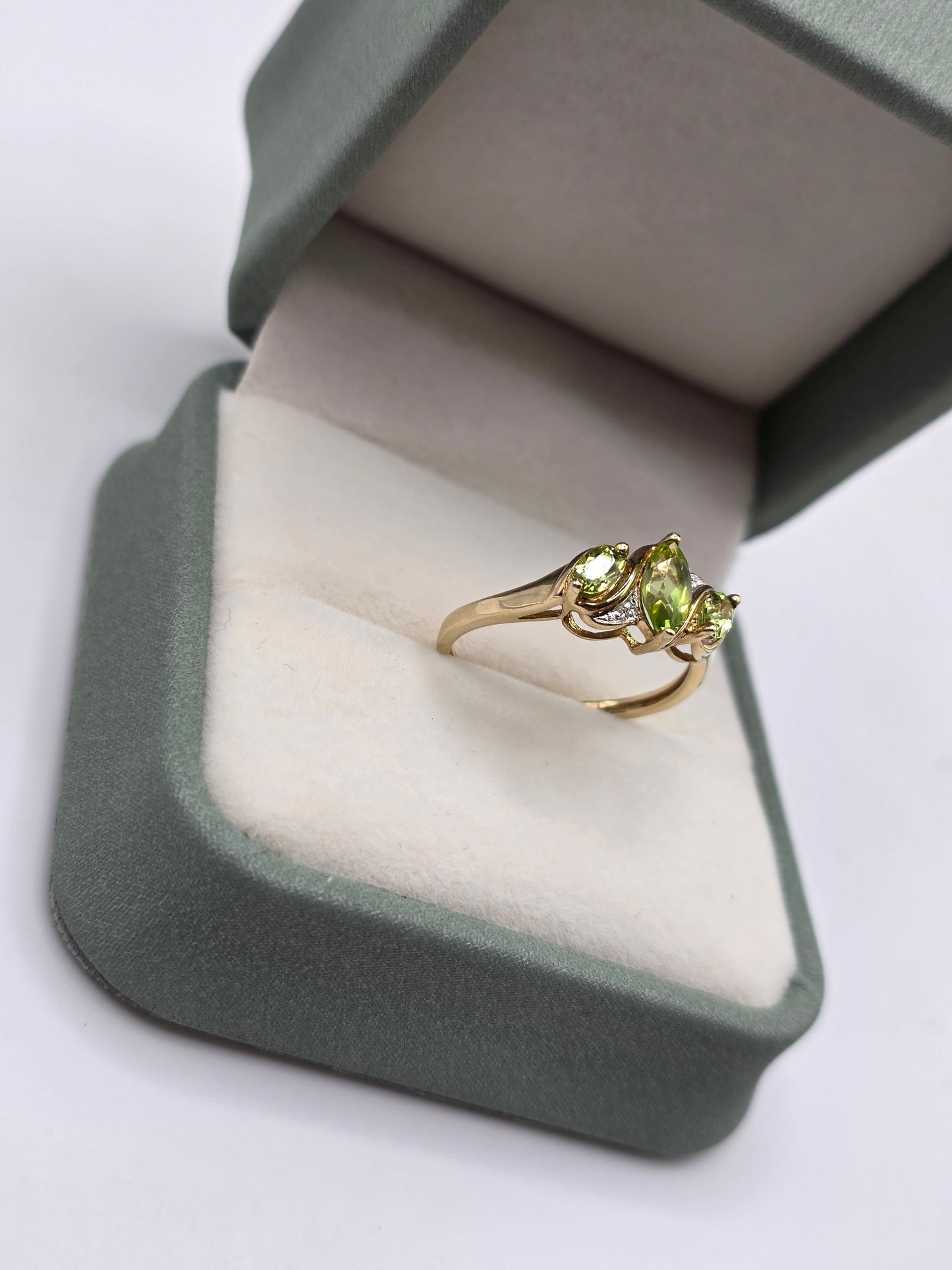 9ct gold peridot and diamond ring
