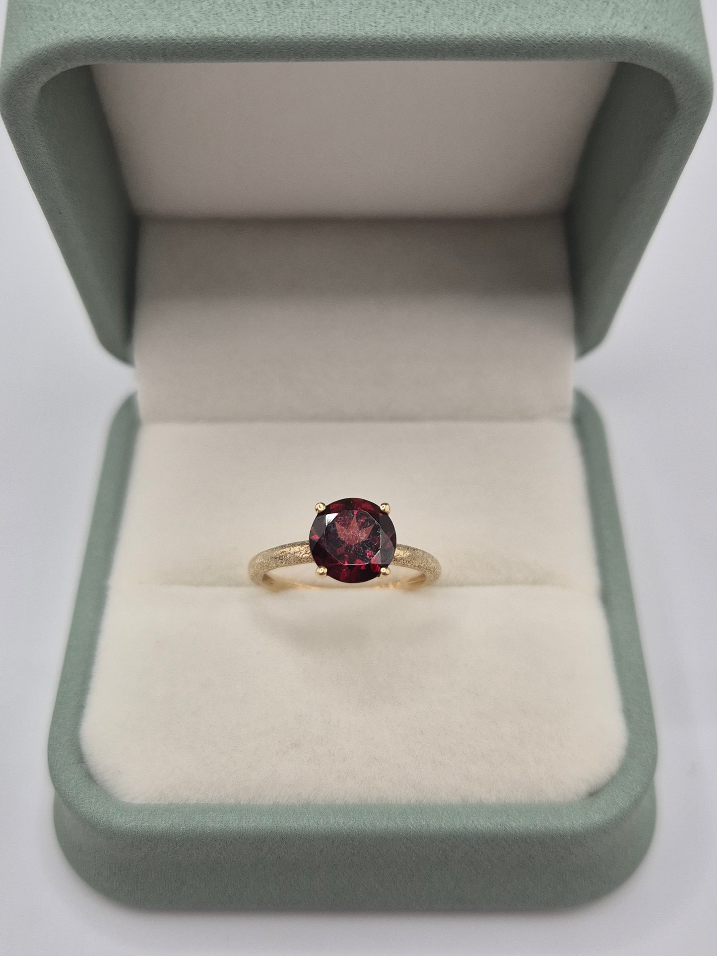9ct gold garnet ring