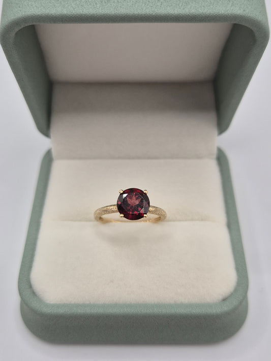 9ct gold garnet ring