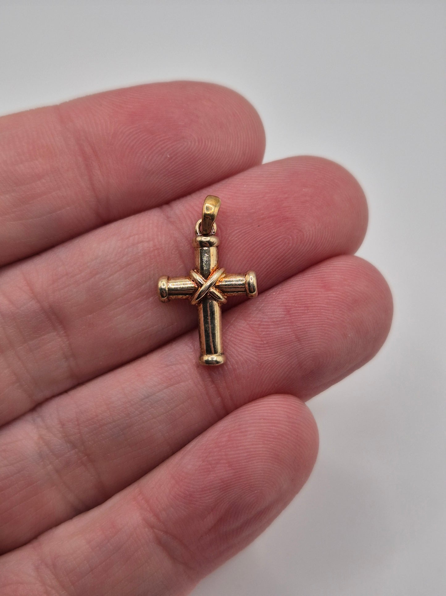 9ct gold cross pendant