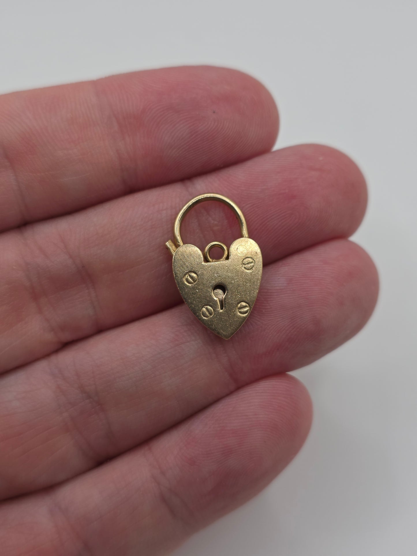 9ct gold padlock 39