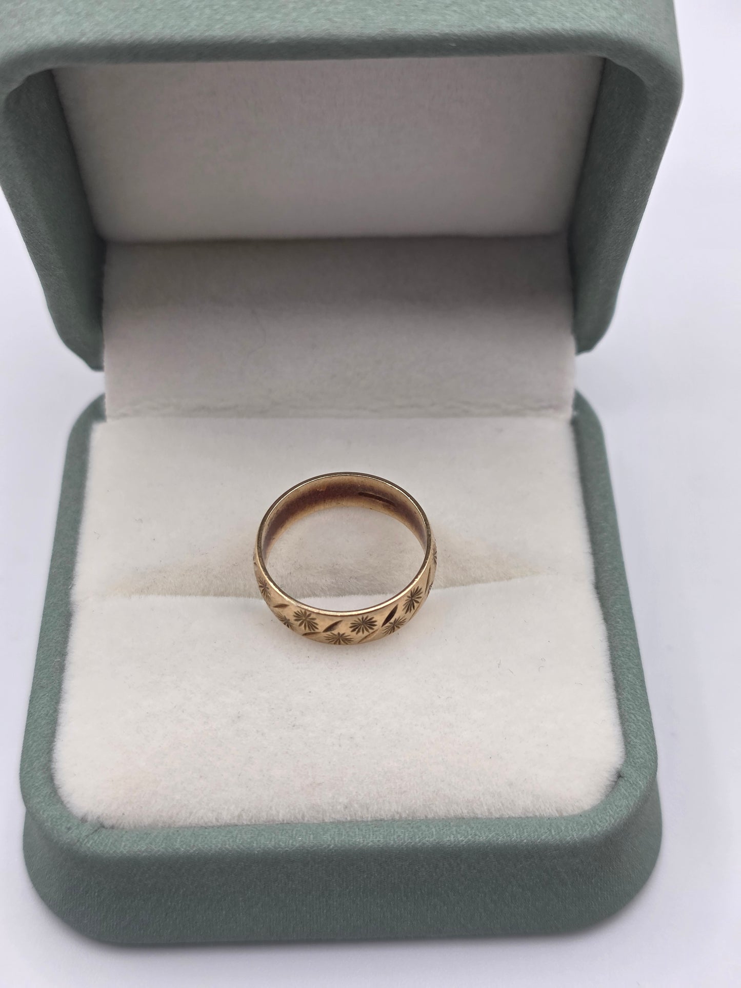 9ct gold patterned band ring