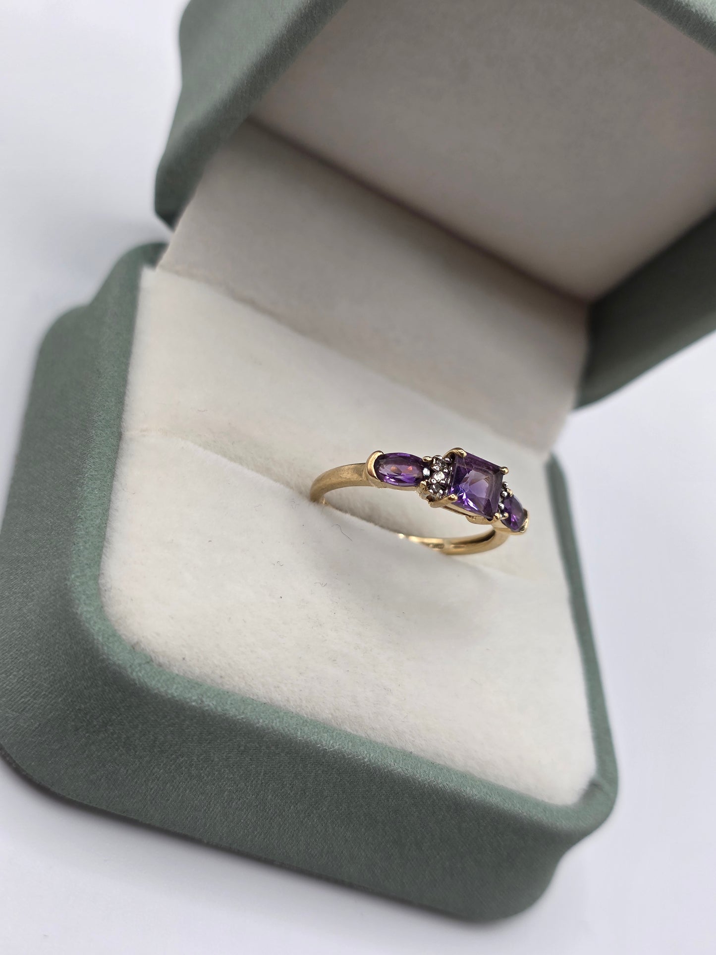 9ct gold amethyst and diamond ring