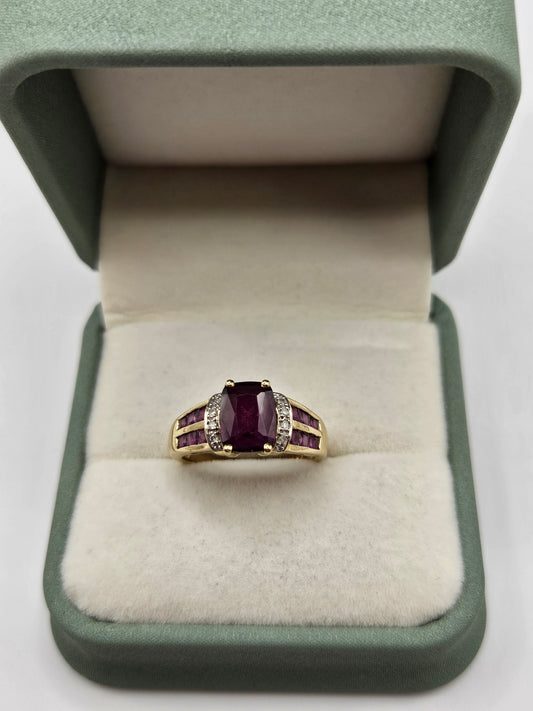 9ct gold garnet and diamond ring