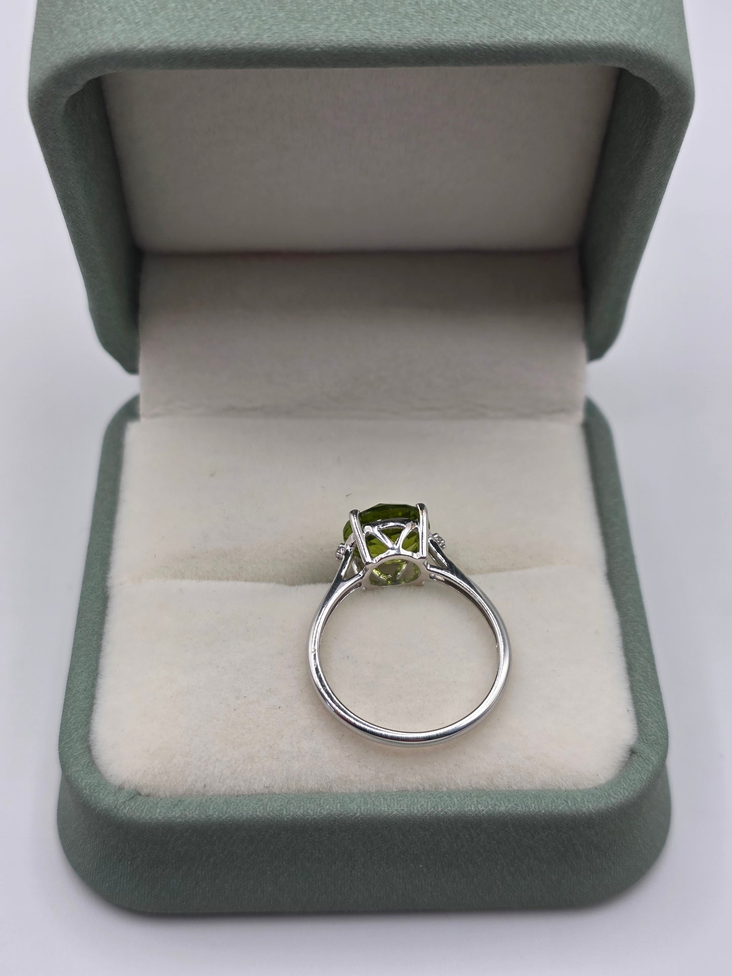 9ct white gold peridot and diamond ring