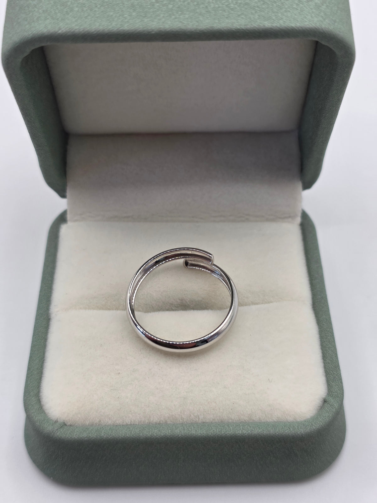 9ct white gold ring