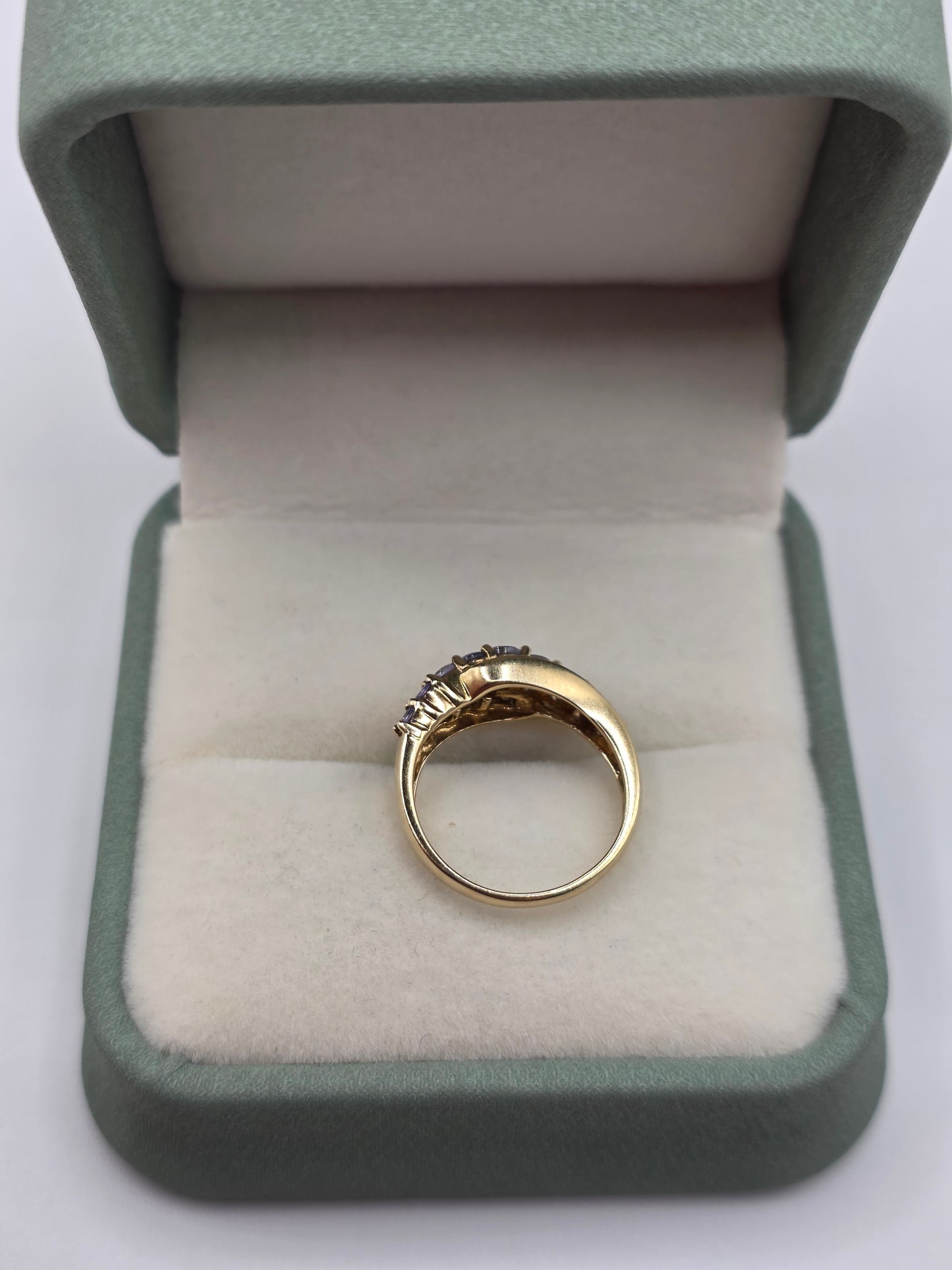9ct gold tanzanite and diamond ring