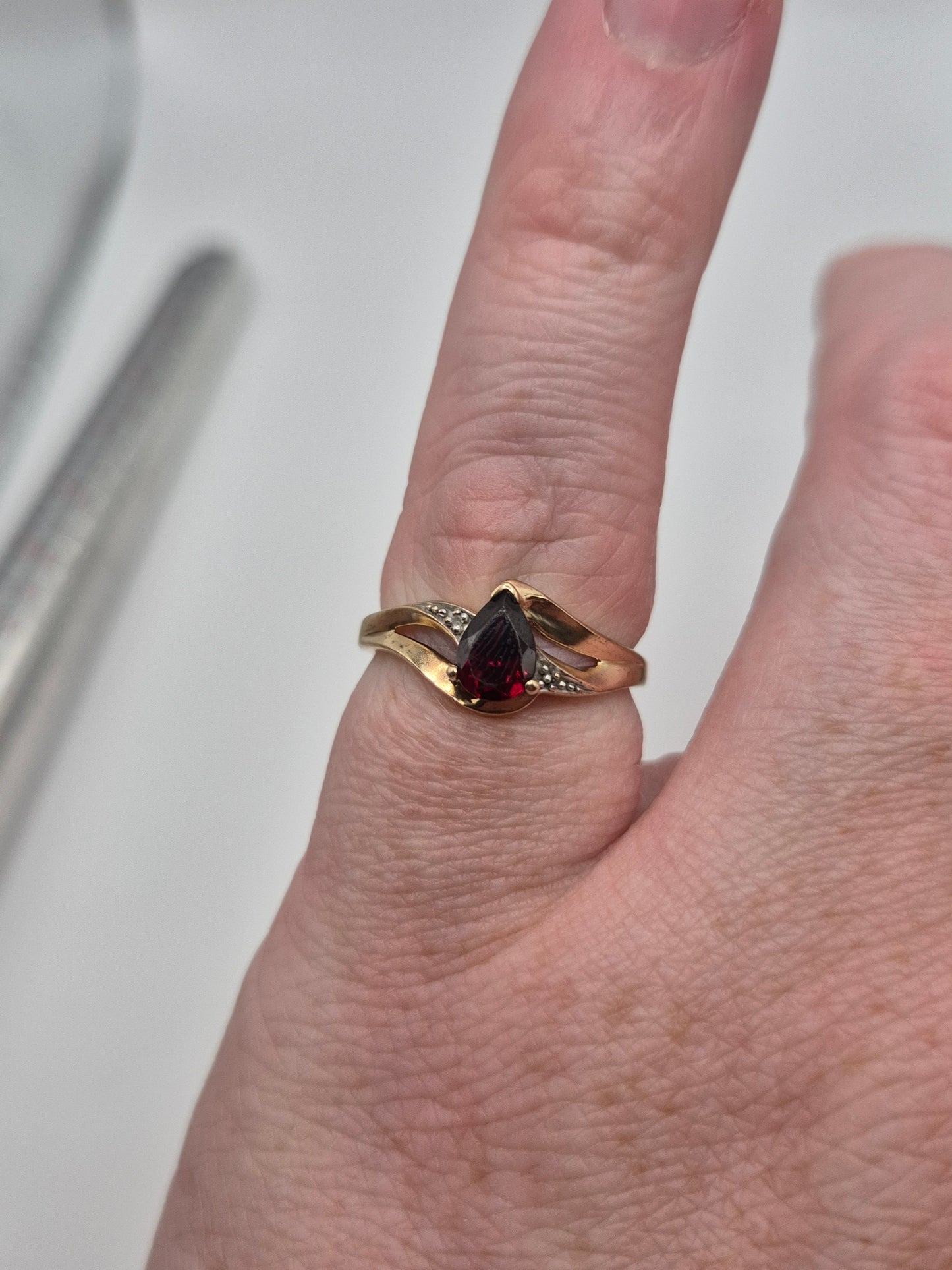 9ct gold garnet and diamond ring