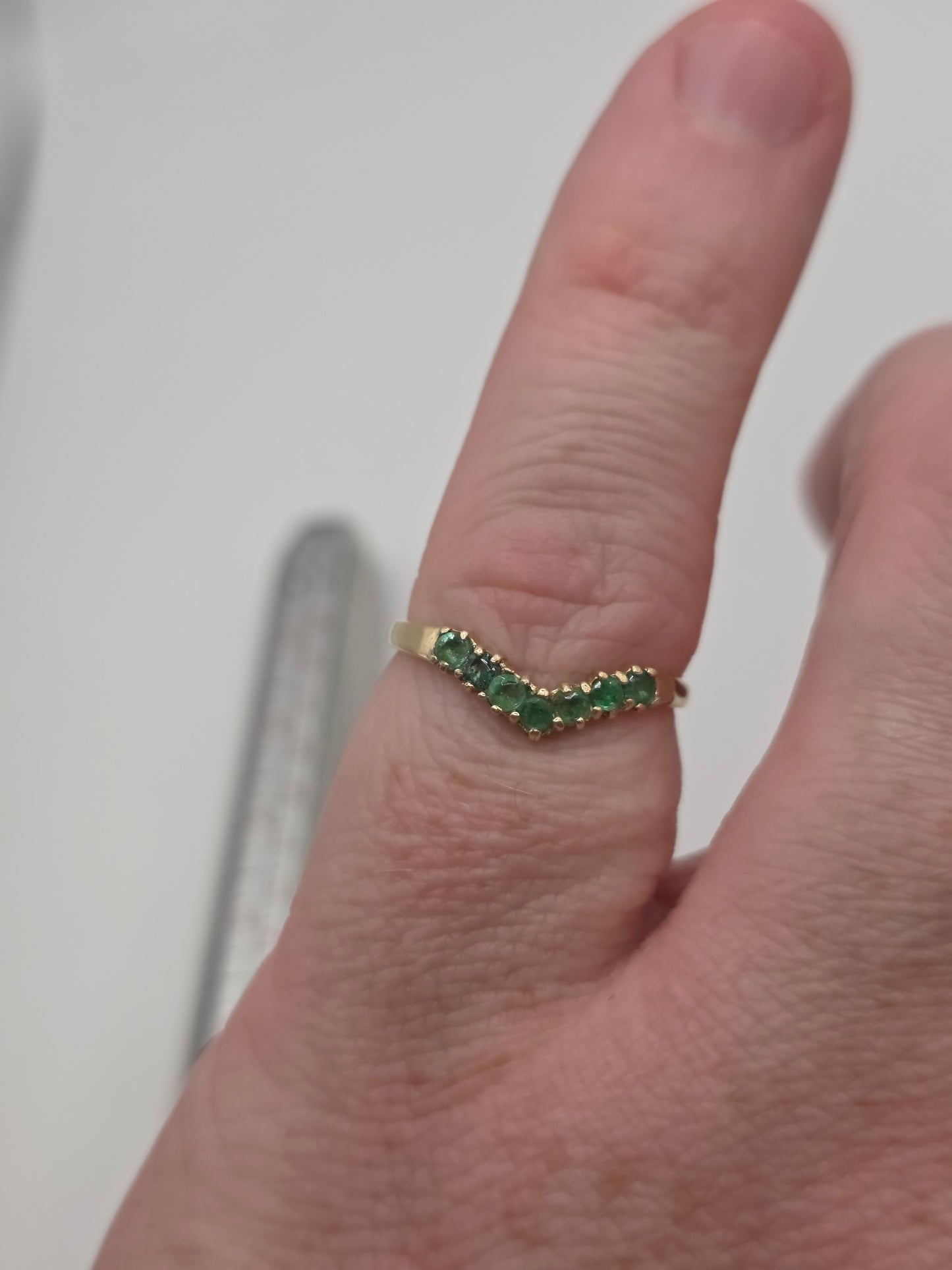 9ct gold emerald wishbone ring