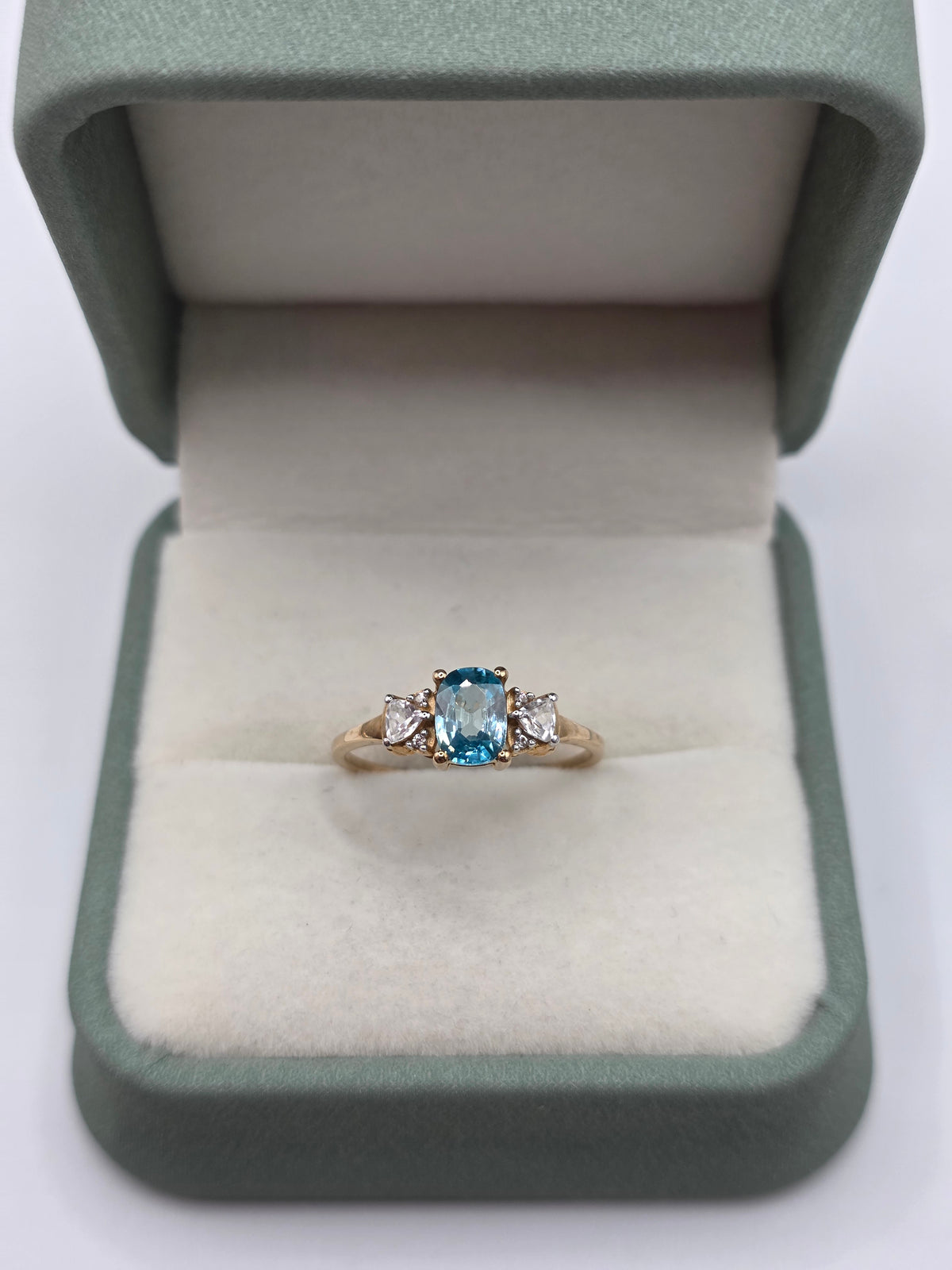 9ct gold zircon ring