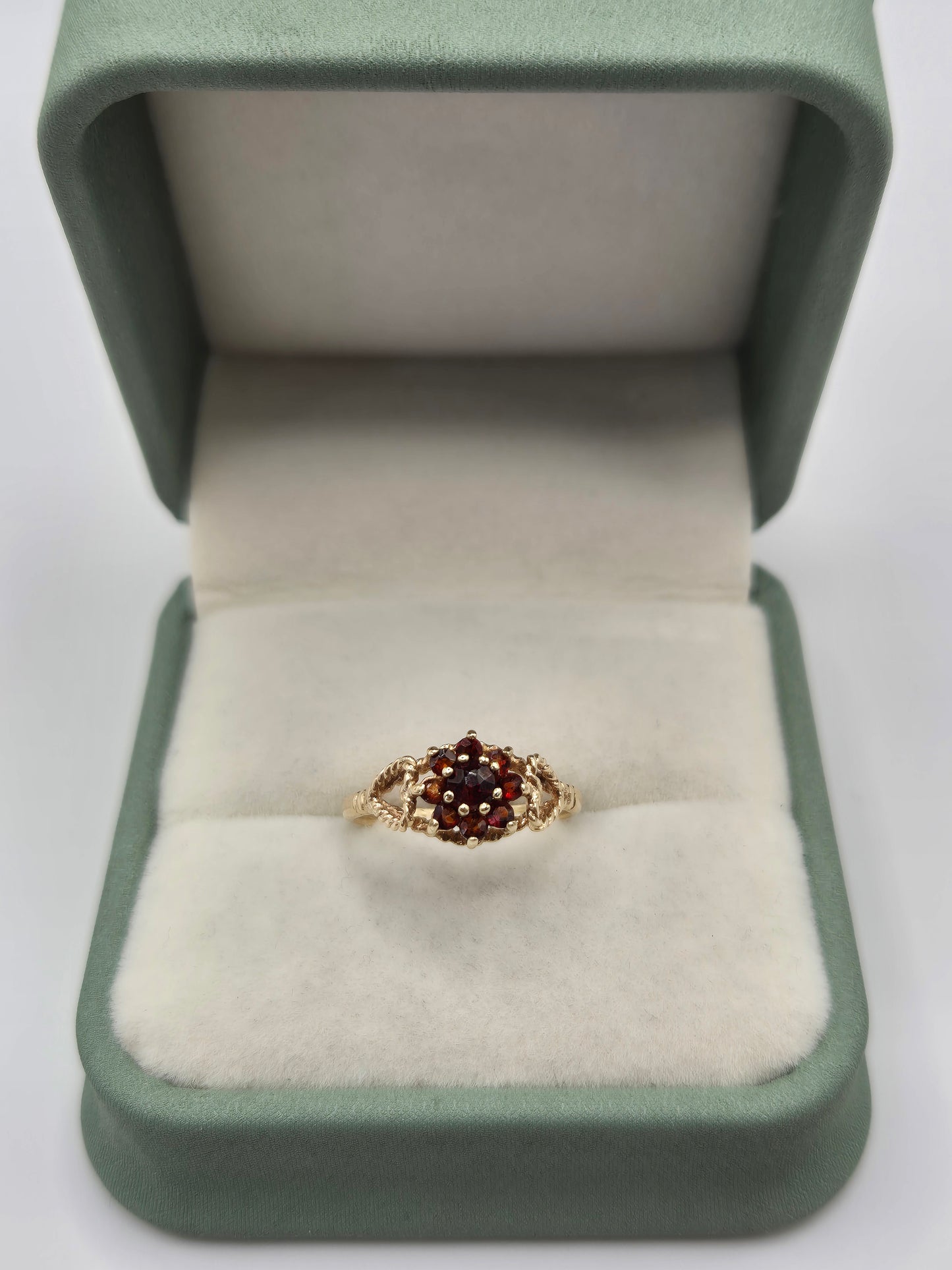 9ct gold garnet ring