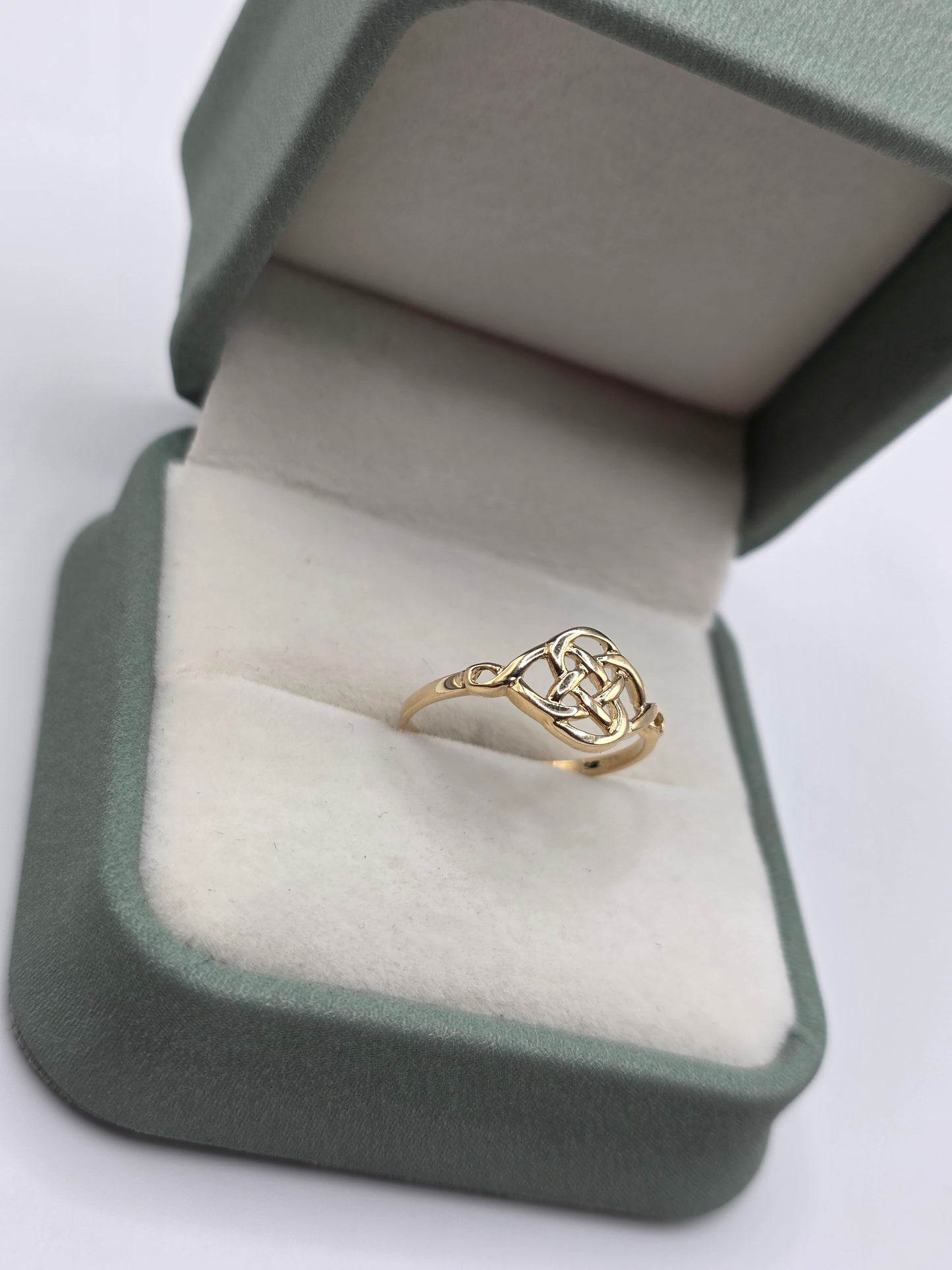 9ct gold celtic ring
