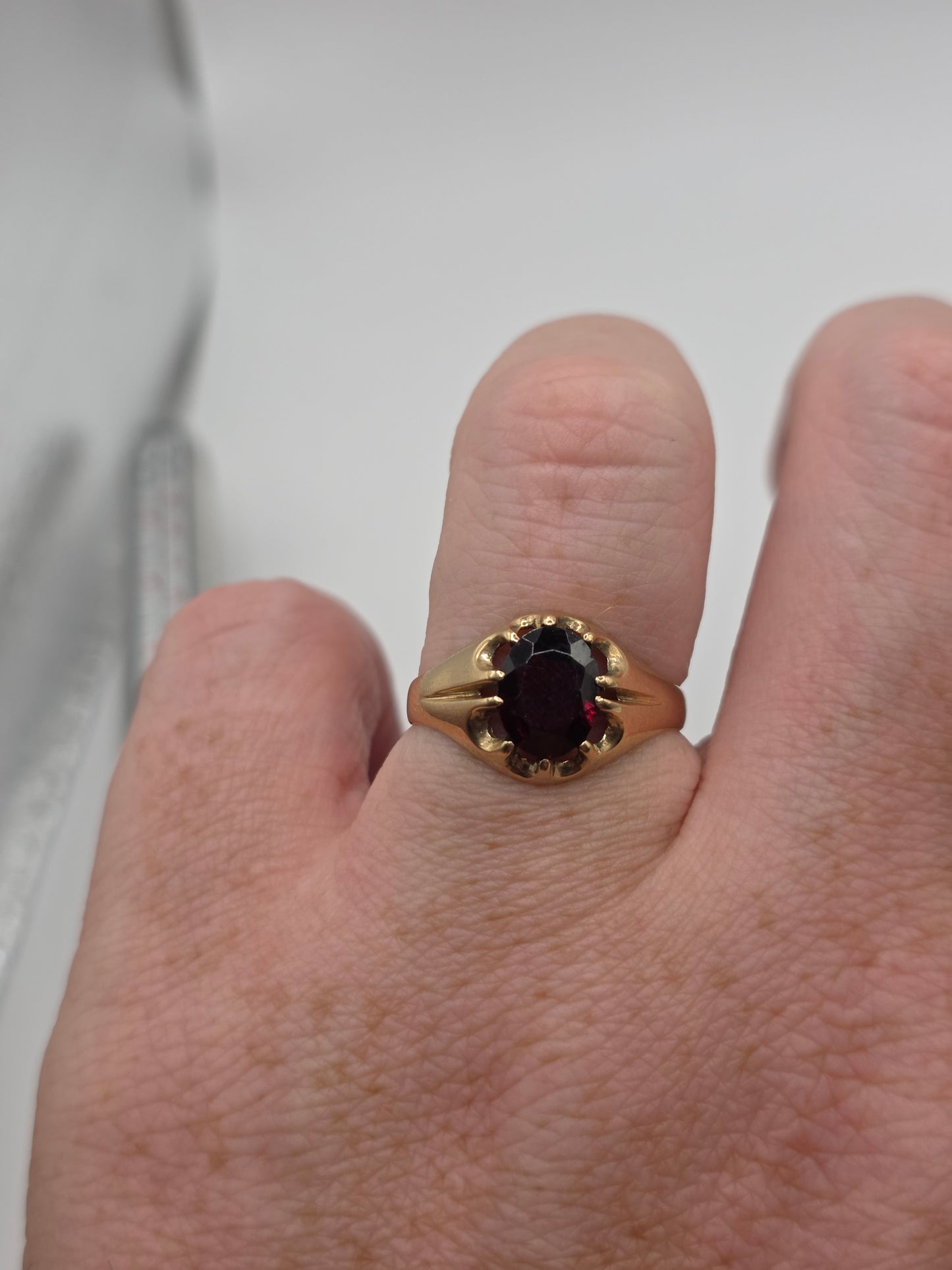 9ct gold garnet ring