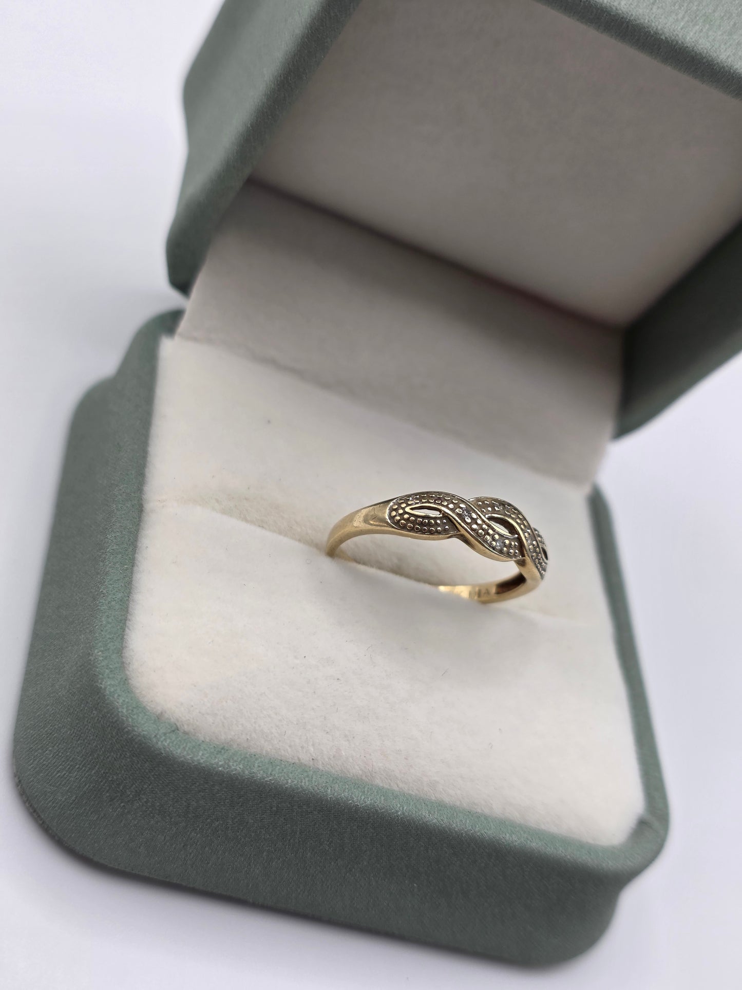 9ct gold diamond ring