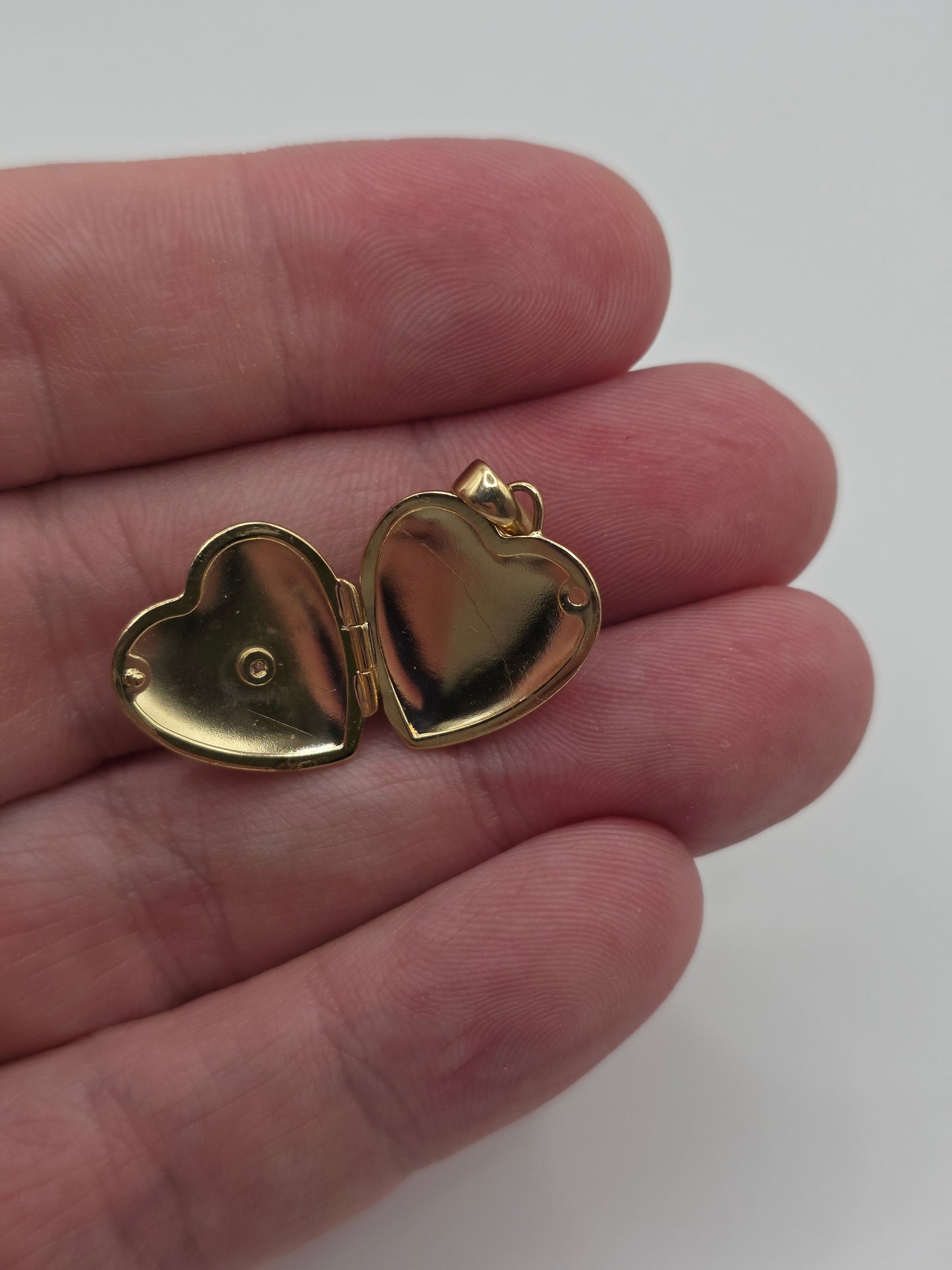 9ct gold diamond locket pendant
