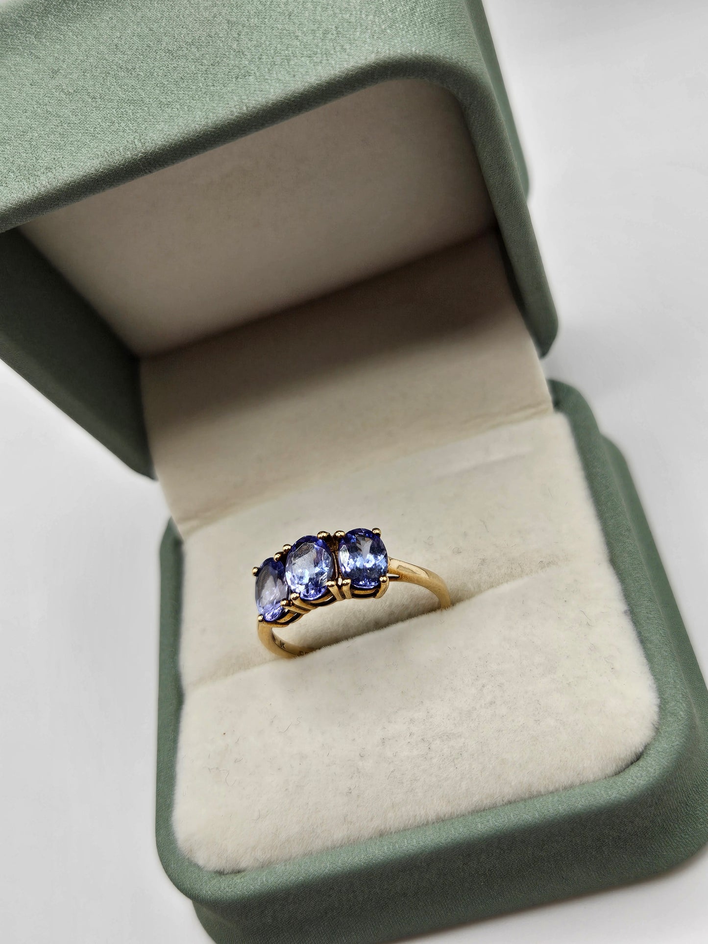 9ct gold tanzanite ring