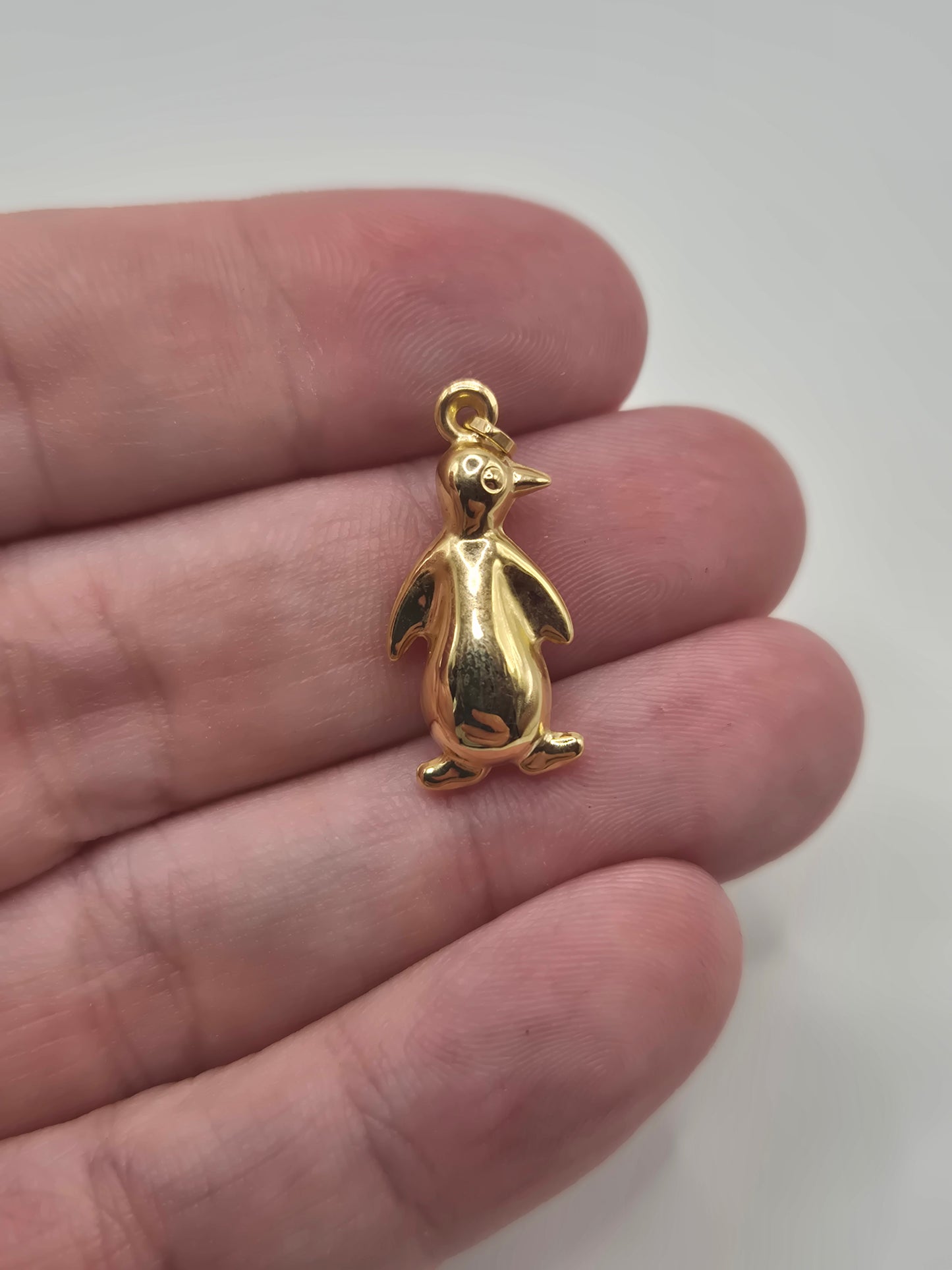 9ct gold penguin pendant
