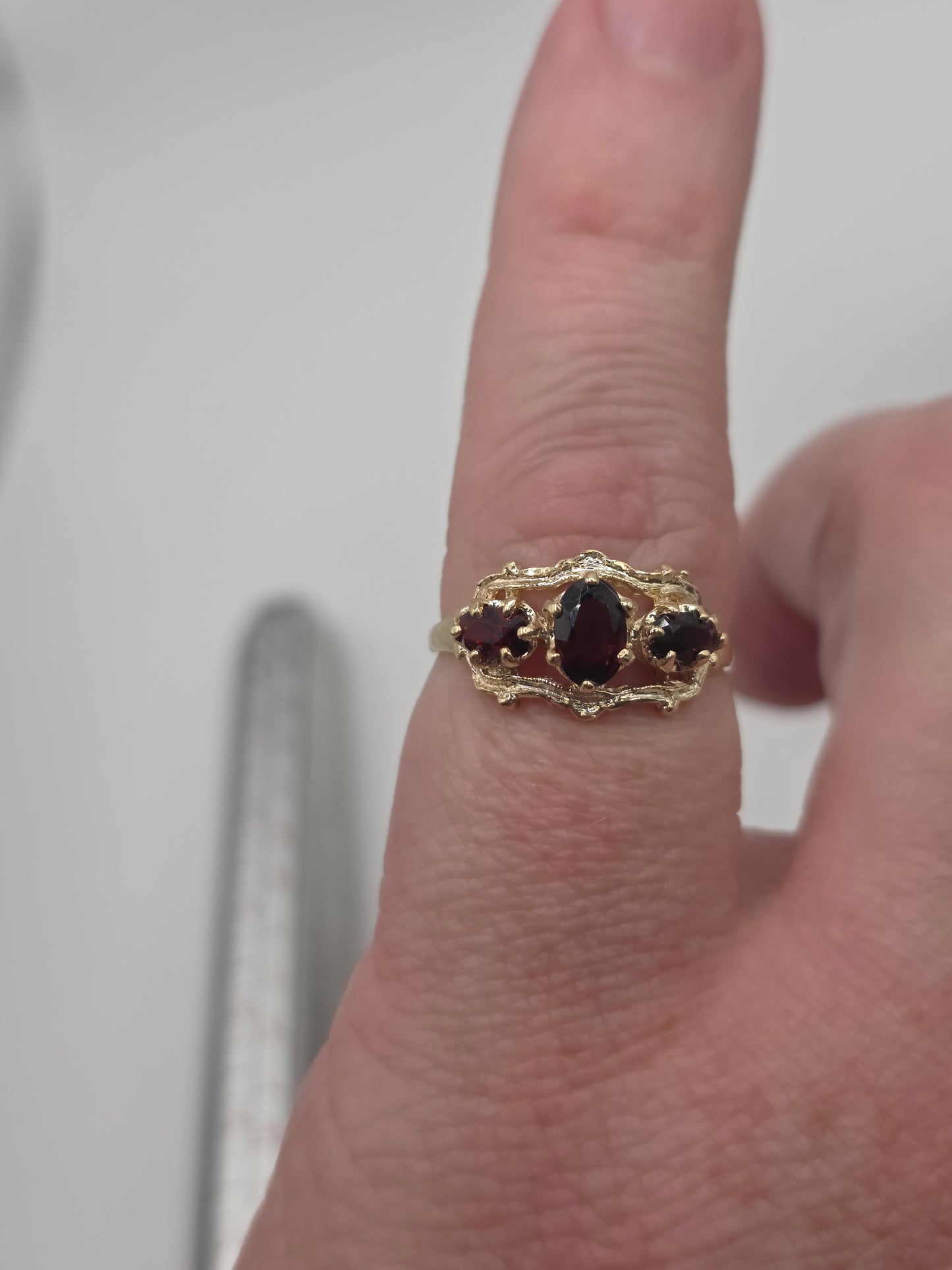 9ct gold garnet ring