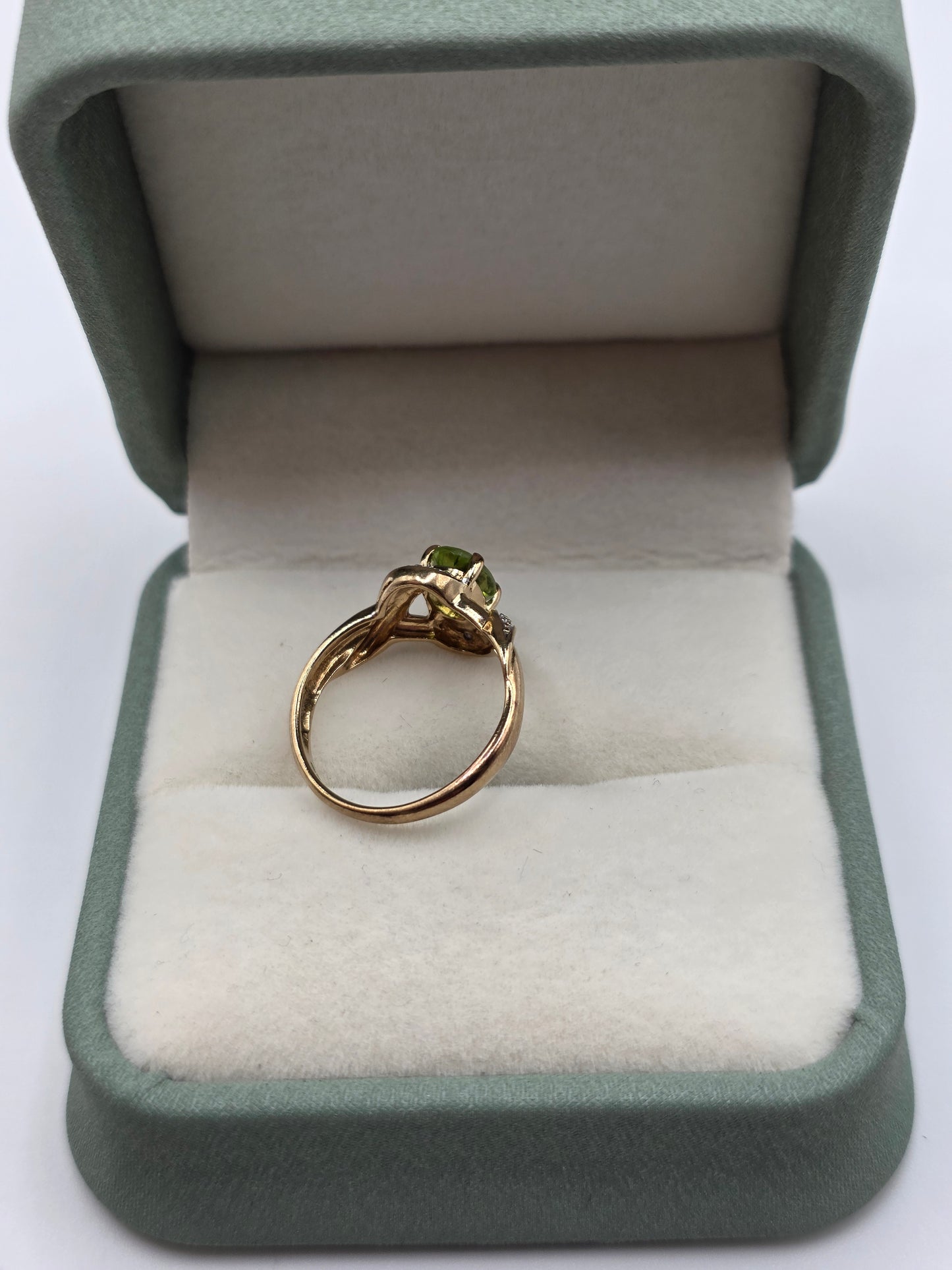 9ct gold peridot and diamond ring