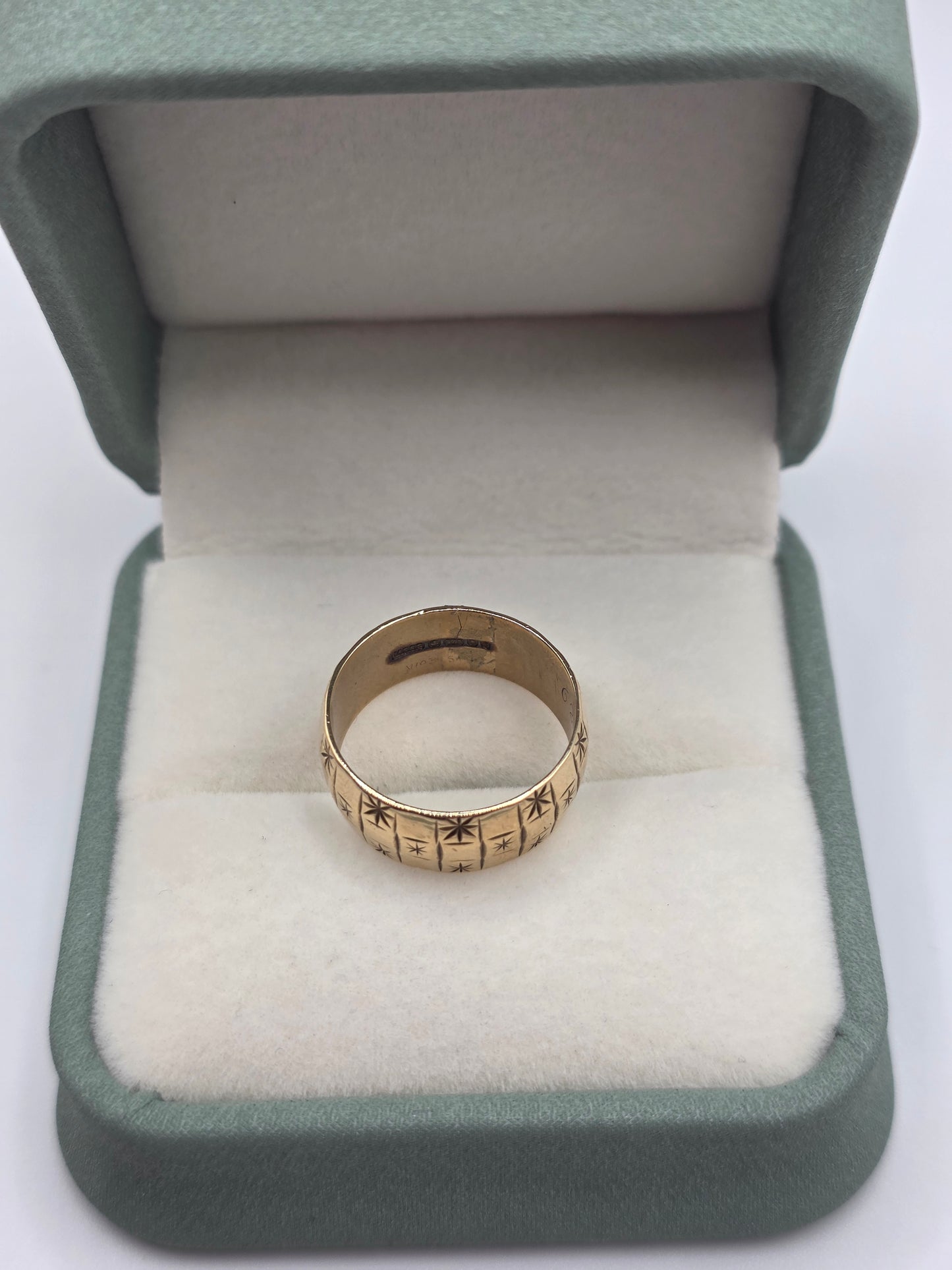 9ct gold star patterned band ring