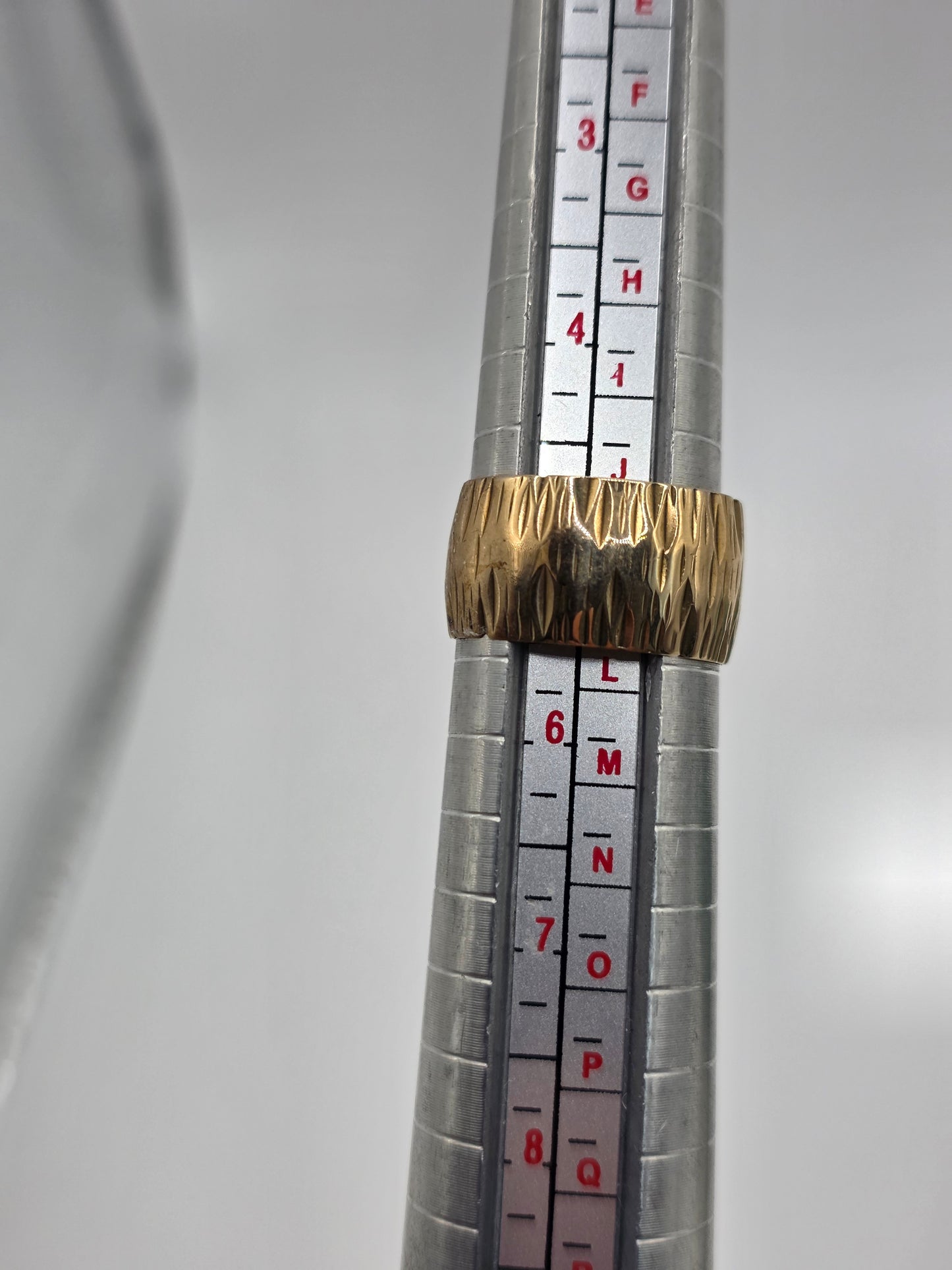 9ct gold patterned band ring