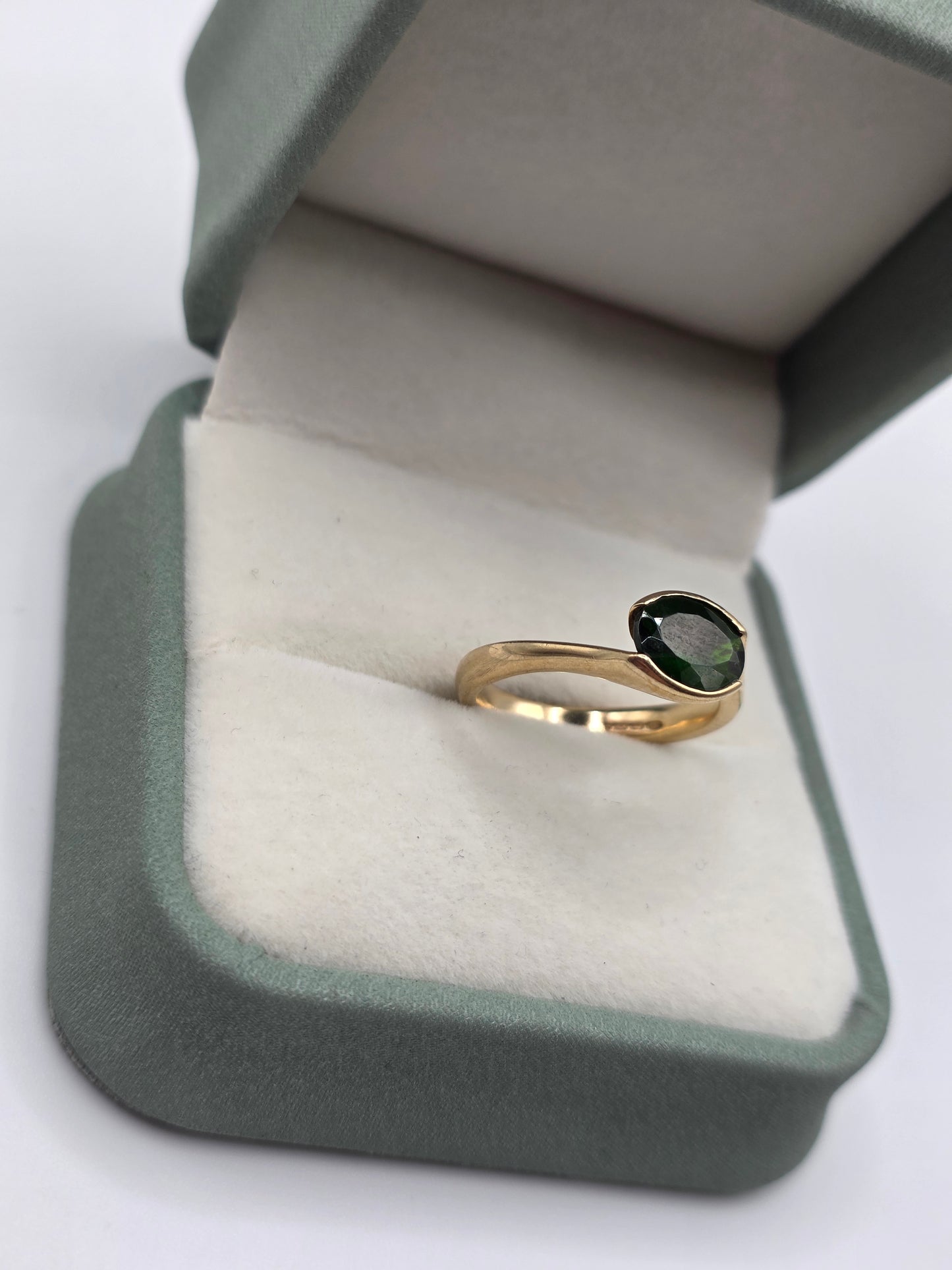 Heavy 9ct gold diopside ring