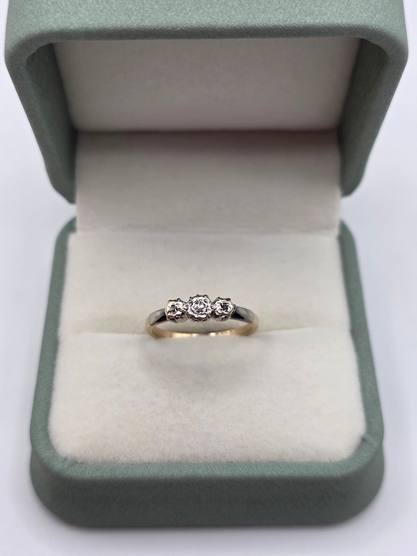 Vintage 9ct gold and platinum diamond ring