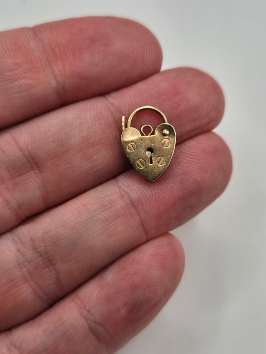 9ct gold padlock (11)