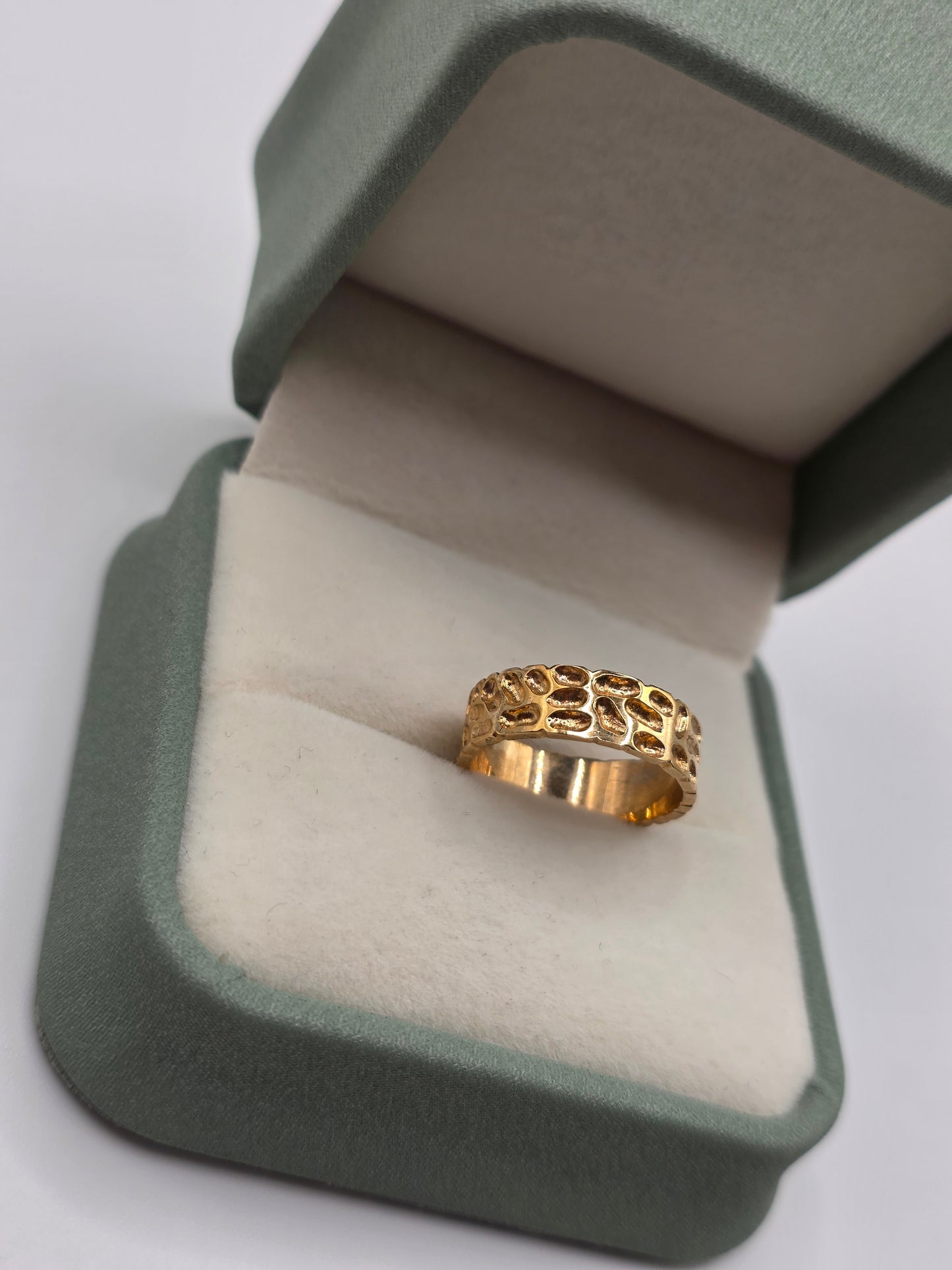 9ct gold patterned band ring