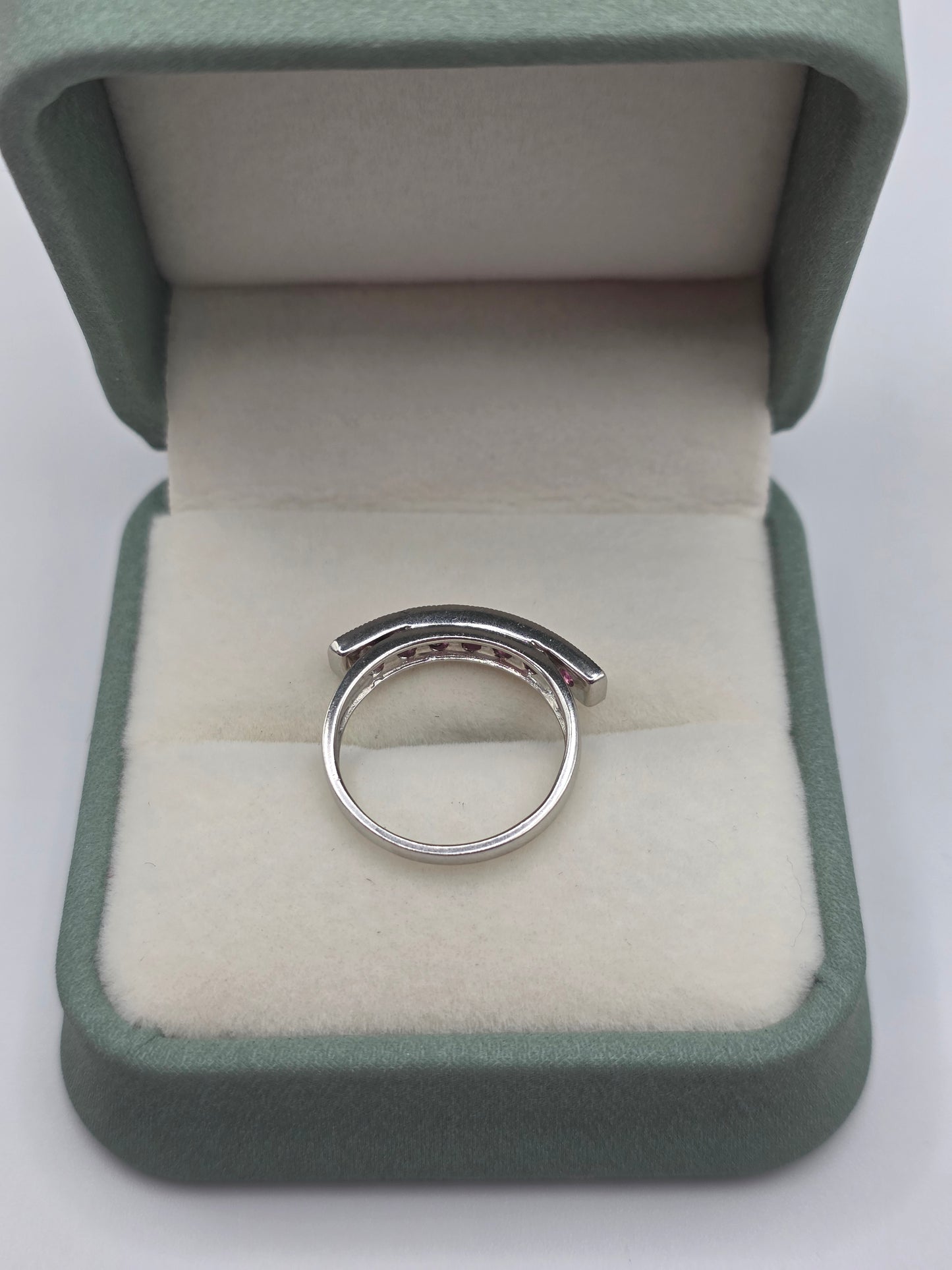 9ct white gold pink sapphire ring