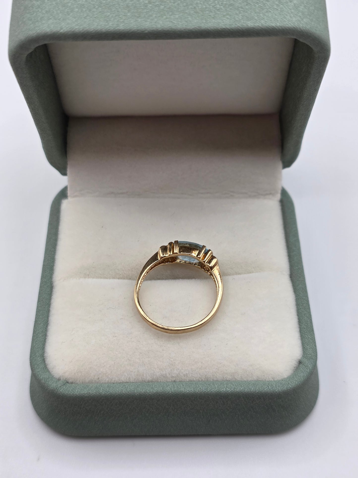 9ct gold aquamarine and diamond ring