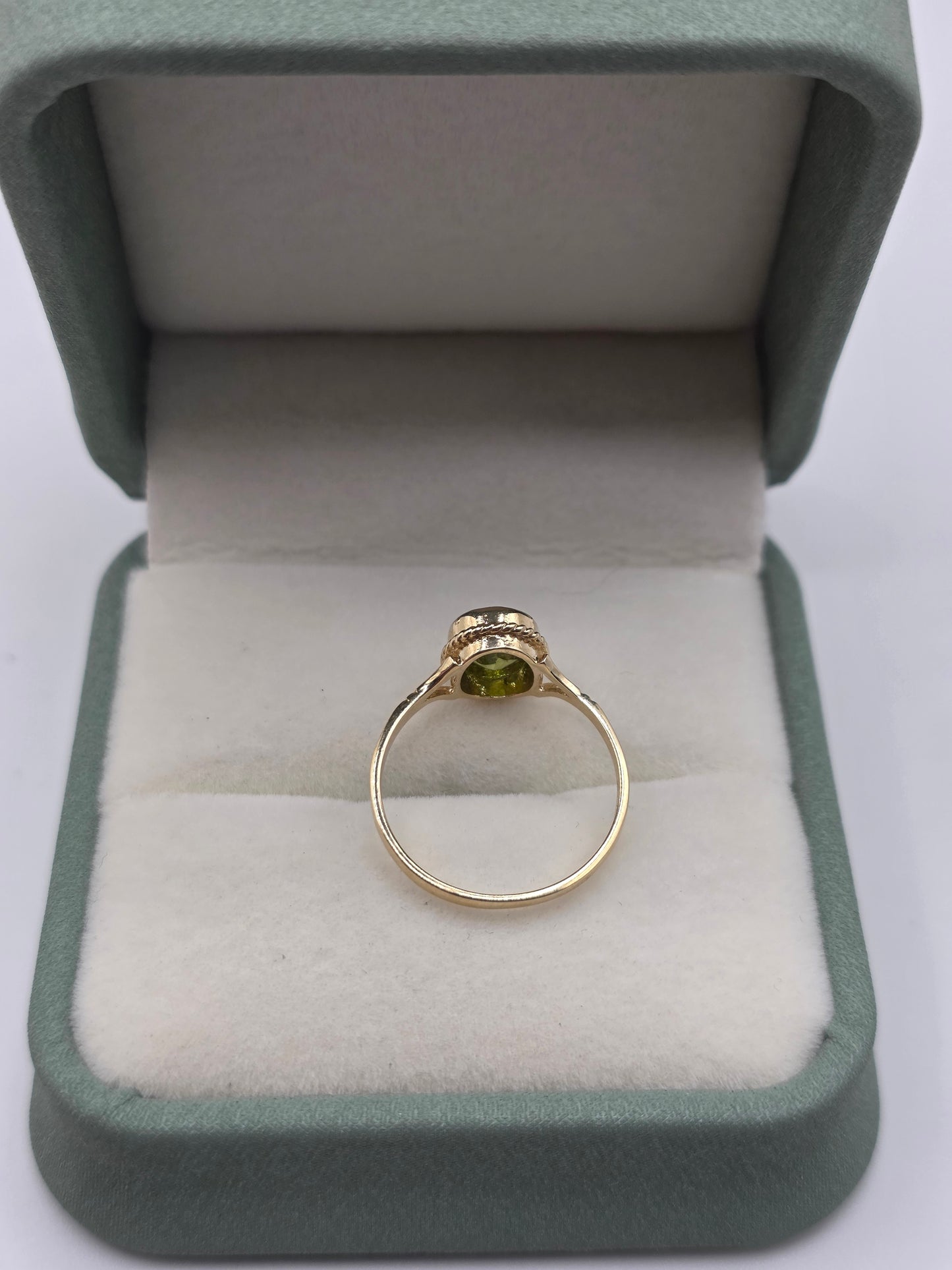 9ct gold peridot ring