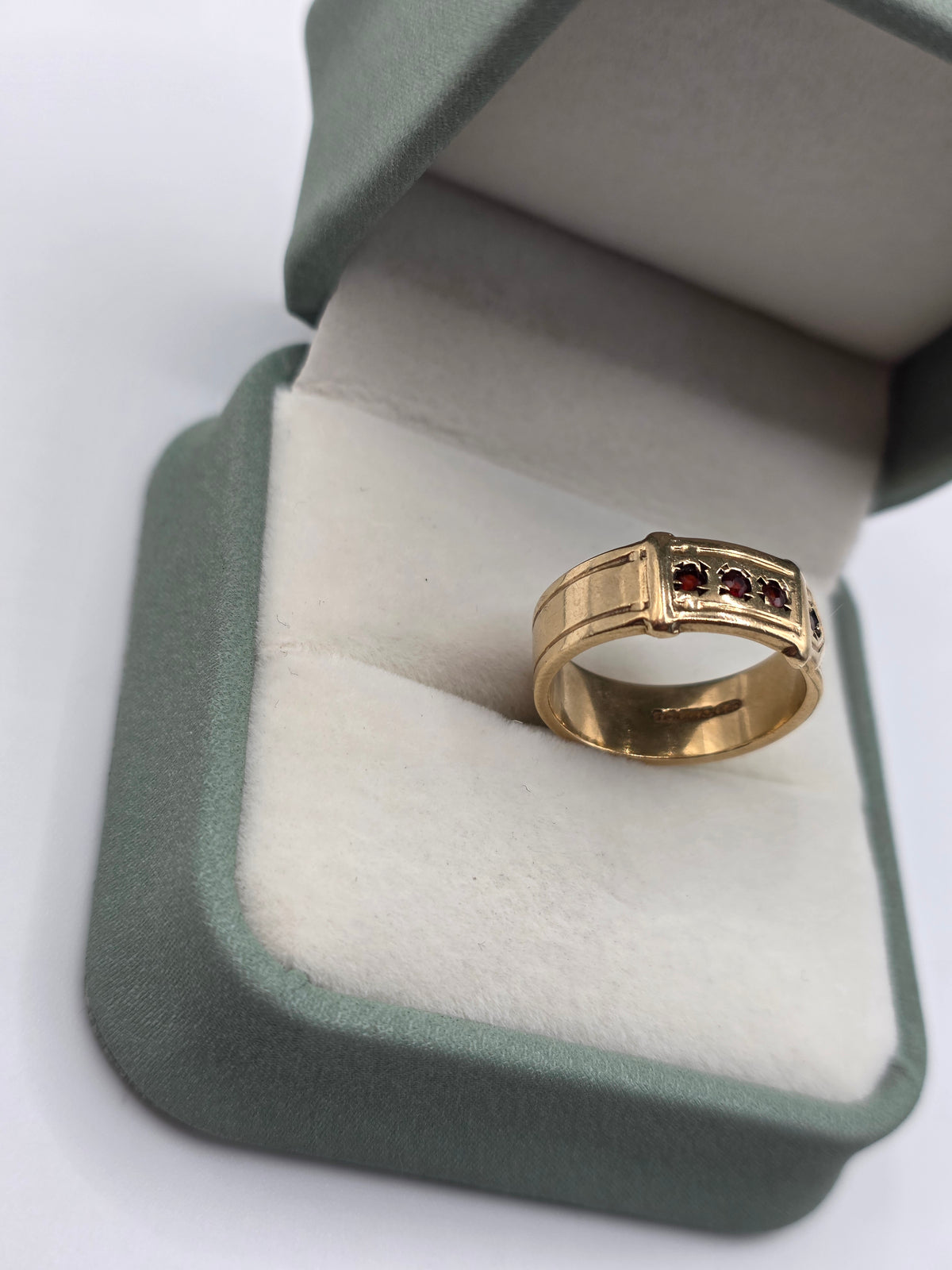 Heavy 9ct gold garnet buckle ring