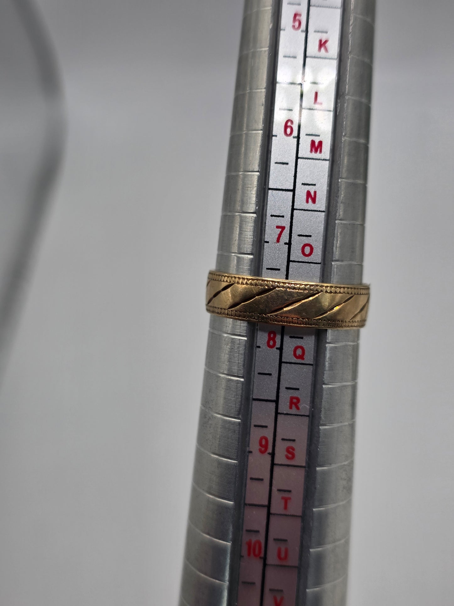 9ct gold patterned band ring