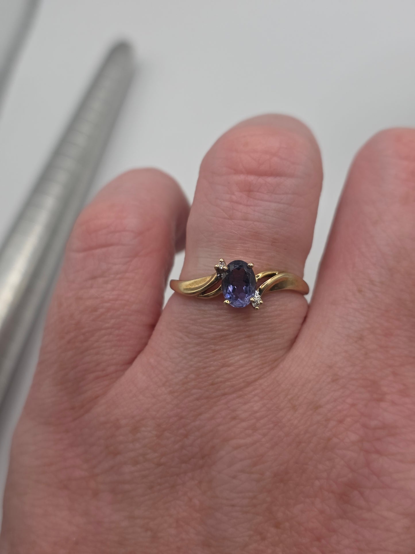 9ct gold tanzanite and diamond ring
