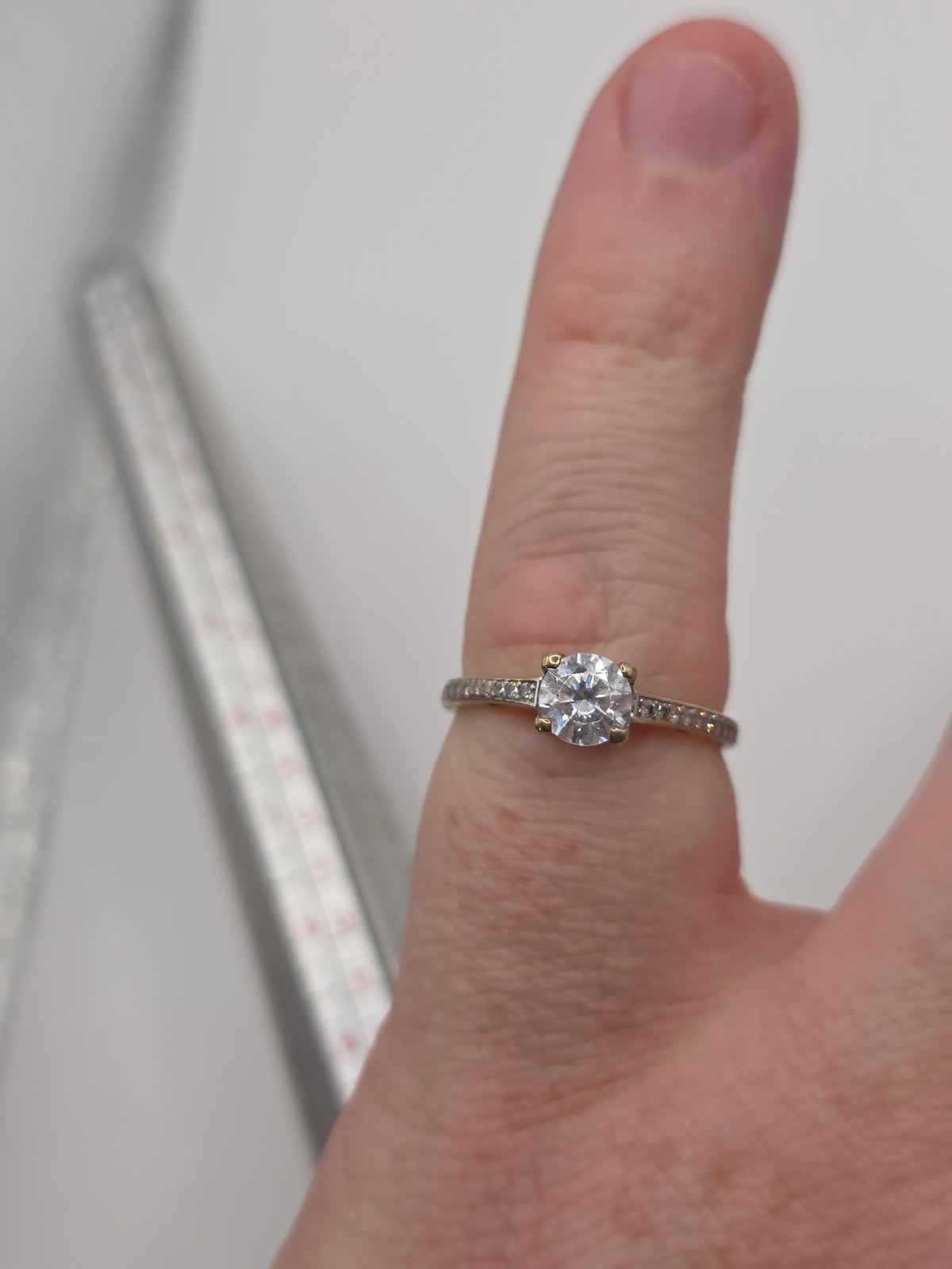 9ct white gold cz ring