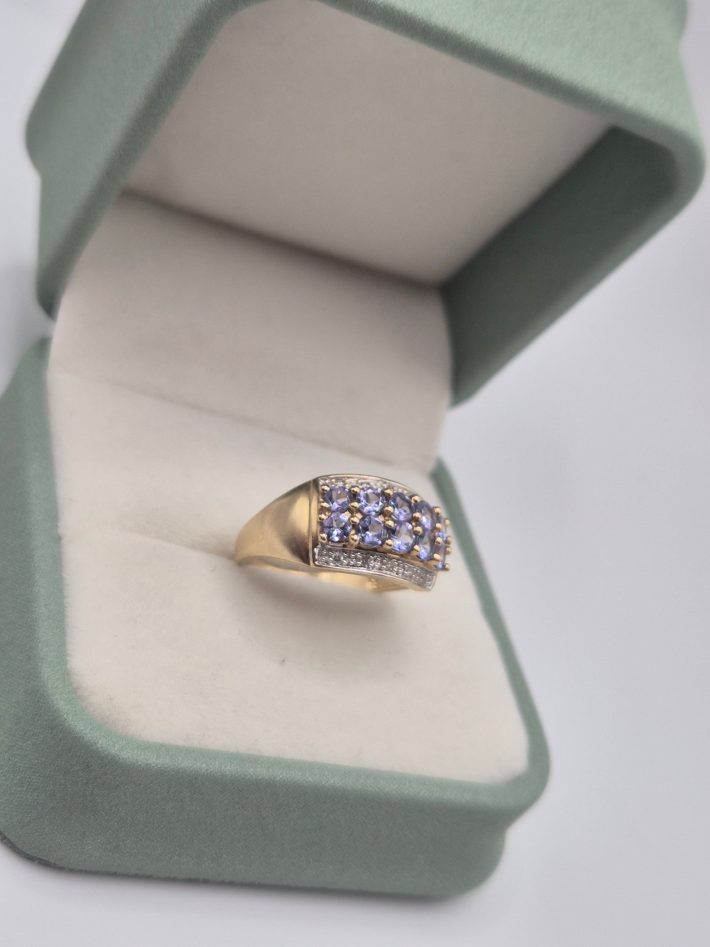 Heavy 9ct gold tanzanite and diamond ring