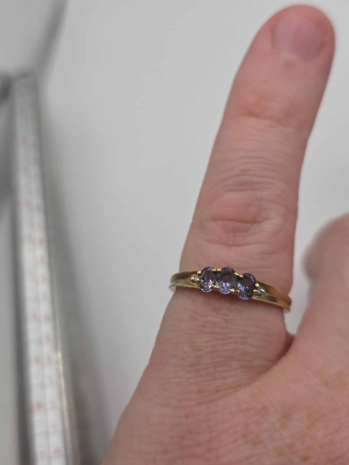 9ct gold tanzanite and diamond ring