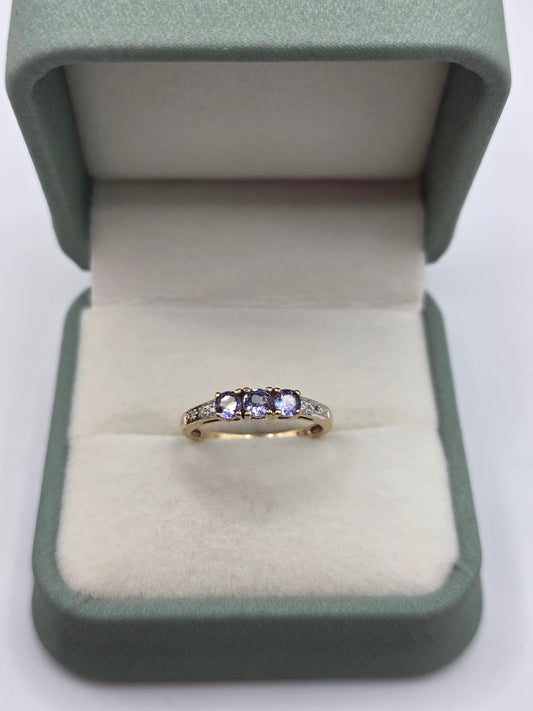 9ct gold tanzanite and diamond ring