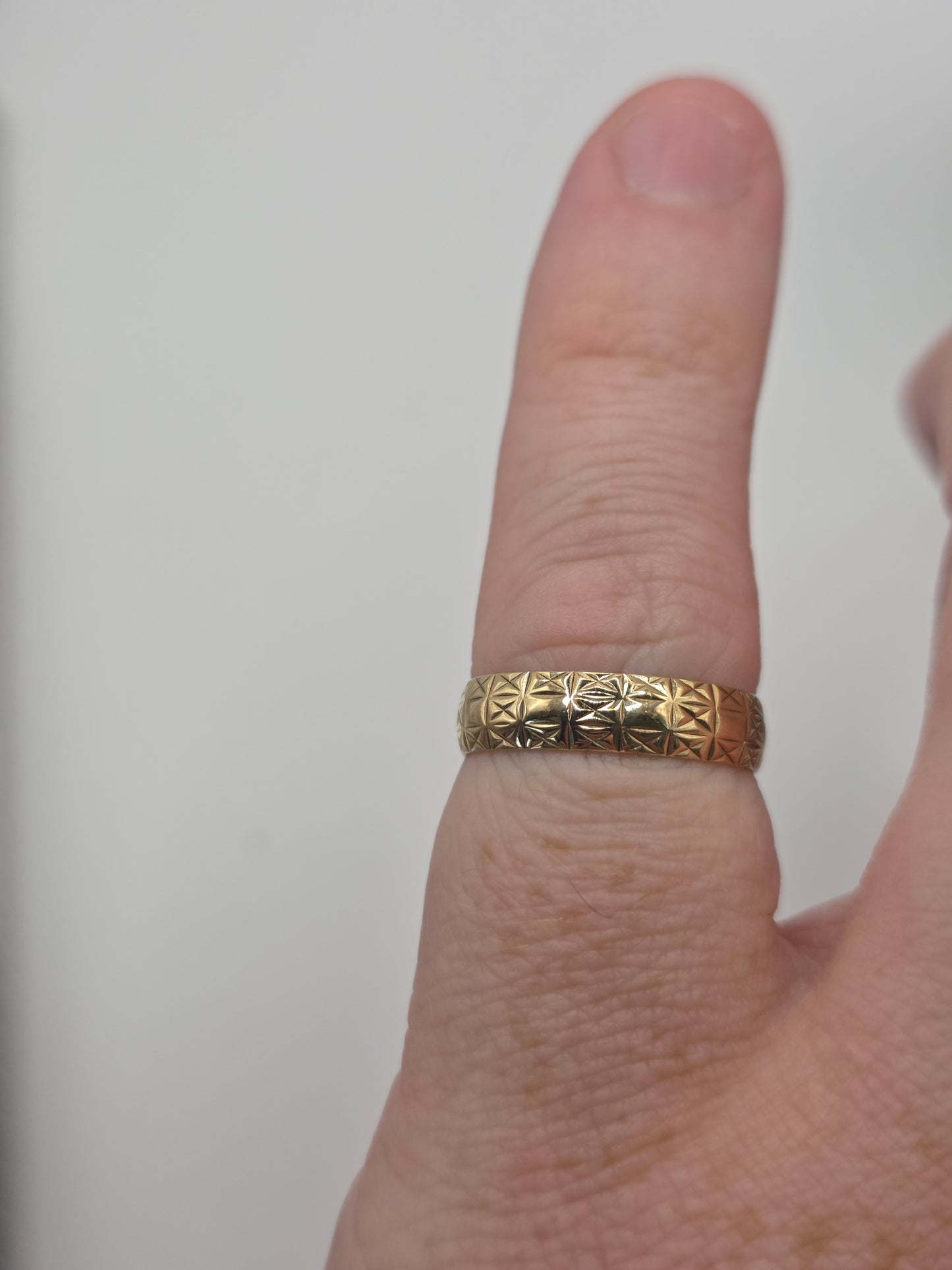 9ct gold patterned band ring