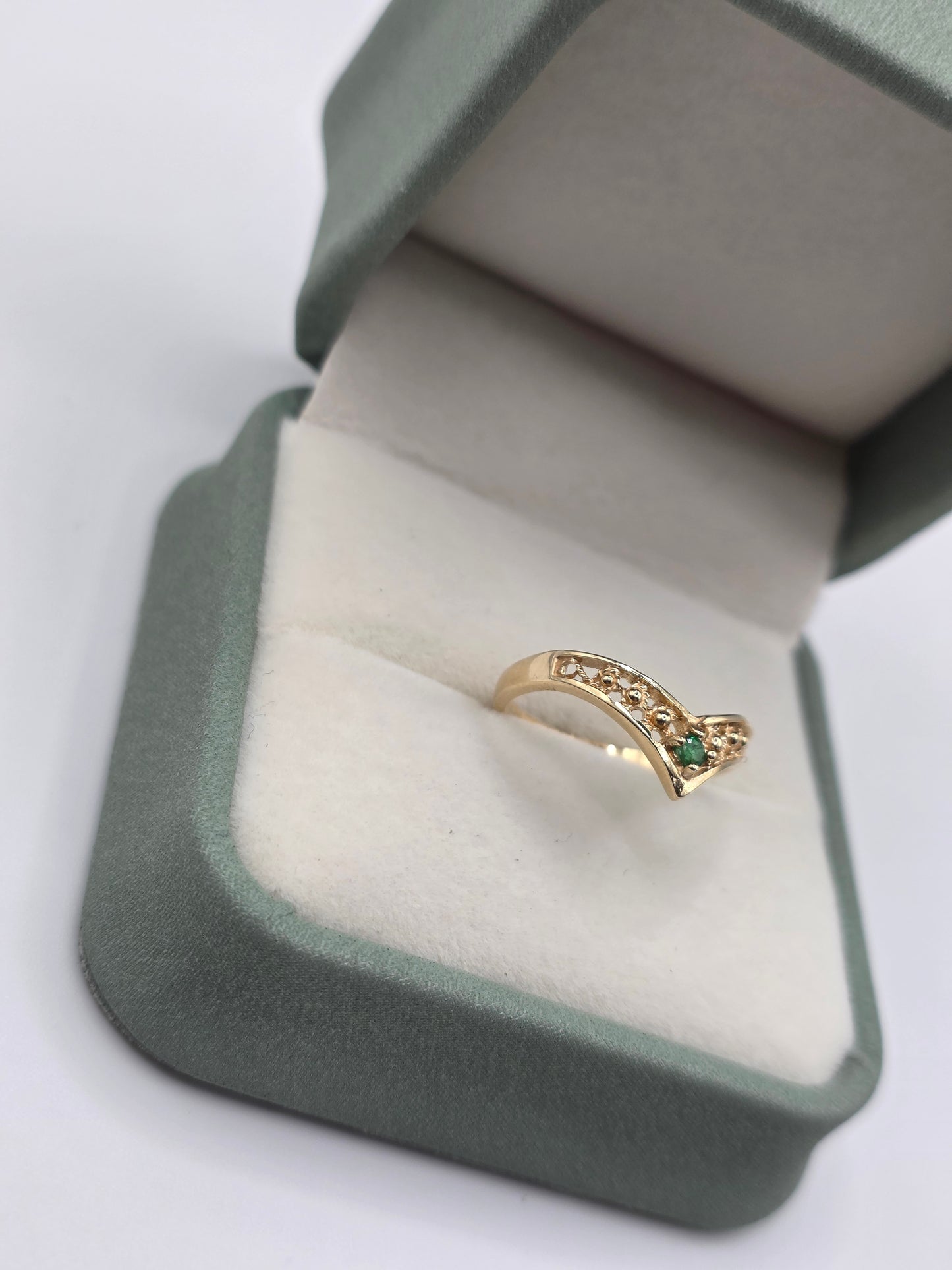 9ct gold emerald wishbone ring