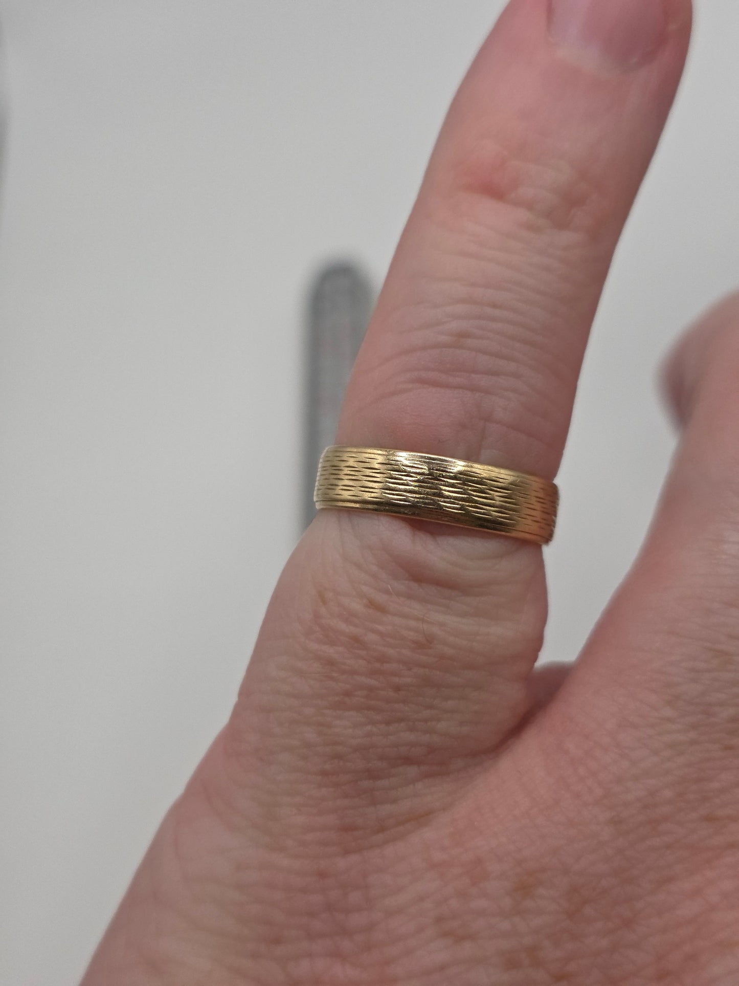 Vintage 9ct gold patterned ring