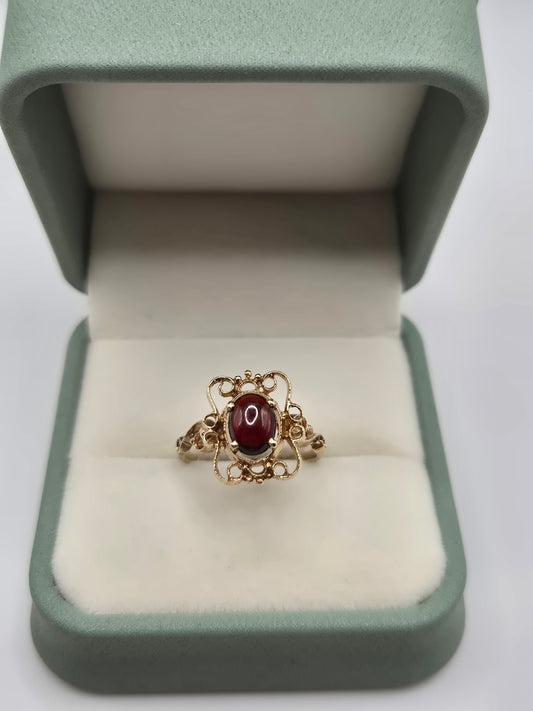 9ct gold cabachon garnet ring