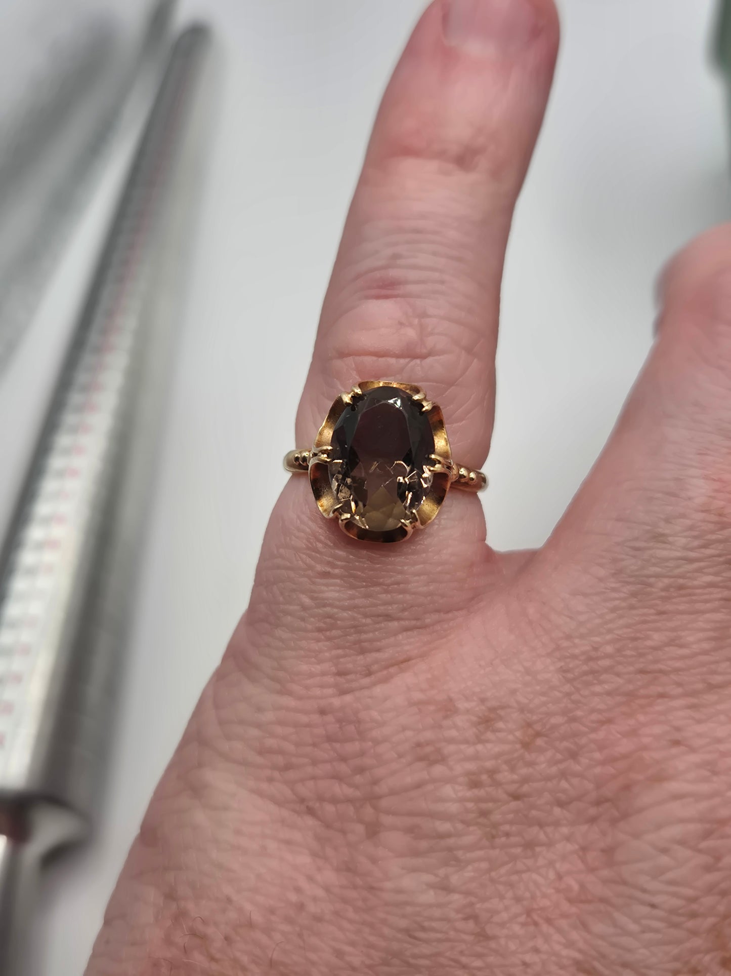 9ct gold quartz ring
