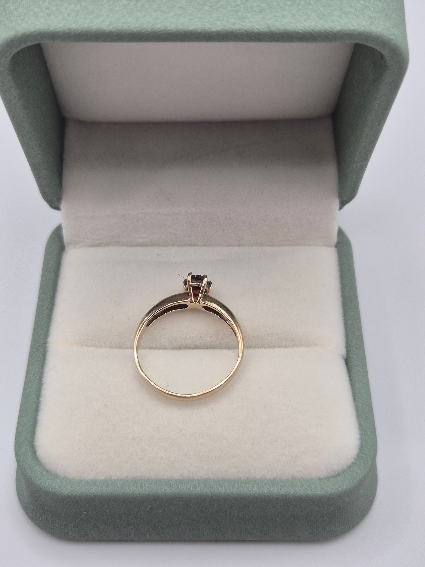 9ct gold garnet ring